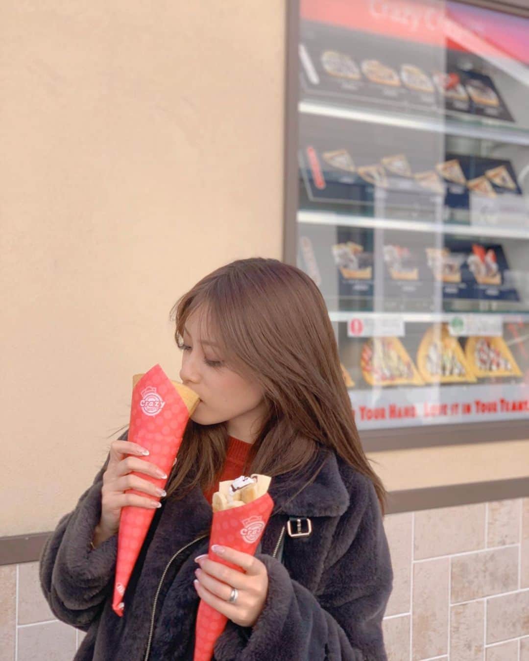 のインスタグラム：「クレープ😍 甘いのとしょっぱいの🤪 しょっぱいの食べながら甘いやつも気になってる人🤭  #ツナチーズ　#チョコバナナ　#クレープ　#甘いのしょっぱいの　#crepe」