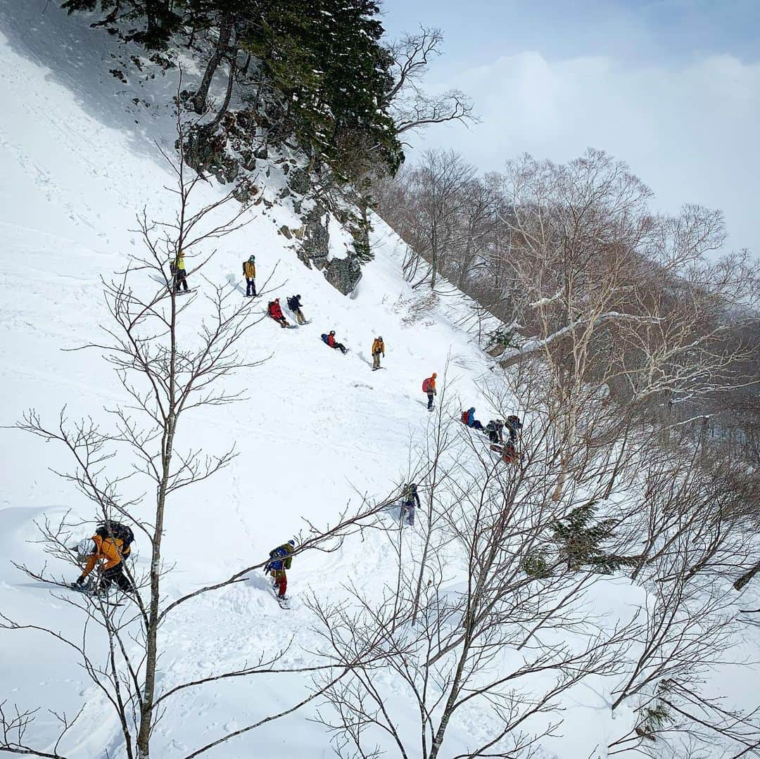 田中幸さんのインスタグラム写真 - (田中幸Instagram)「ハッピーツアー Day 1 パウダー プッシュアトラクション アイシークルージング 春雪☃️ いろんな雪質と 少雪だからこその 地形を楽しみました♫  大冒険1日目 無事終了😊  @marmot_japan  @marmot  @bambootail_backcountry  @k2.snowboarding  @murasakisports_official  #ハッピーツアー #バックカントリーツアー #平日も賑やか」2月3日 17時42分 - sachitanaka