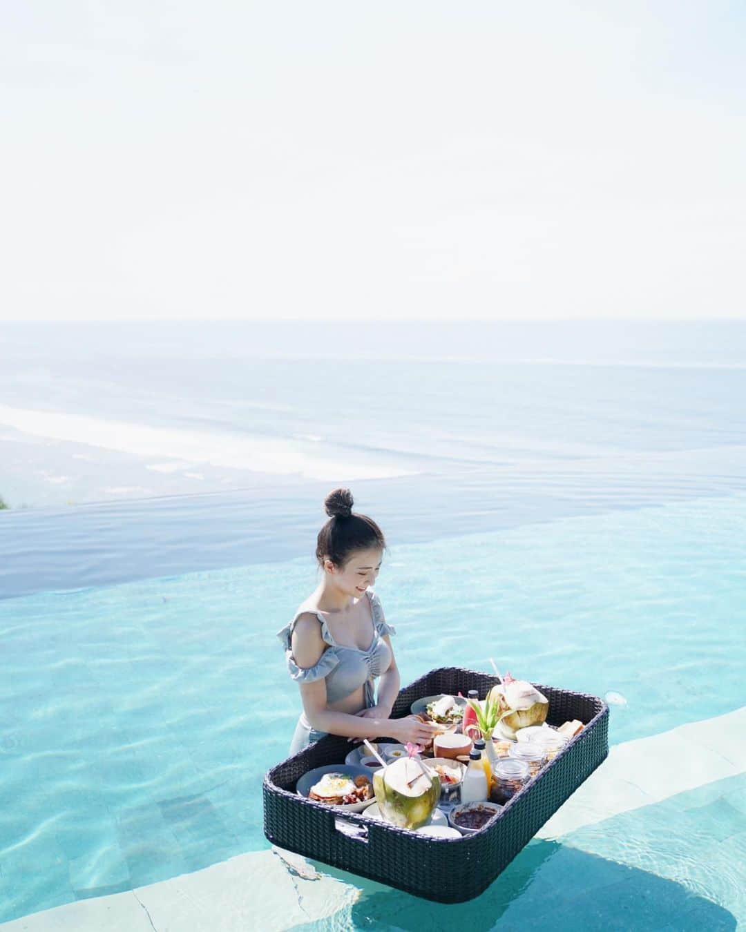 Giann Chanのインスタグラム：「早餐是要這樣吃的。 📍: @theungasan . . . #Bali #FloatingBreakfast #Ctytravelmap #Ungasan #ungasanclifftopresort」
