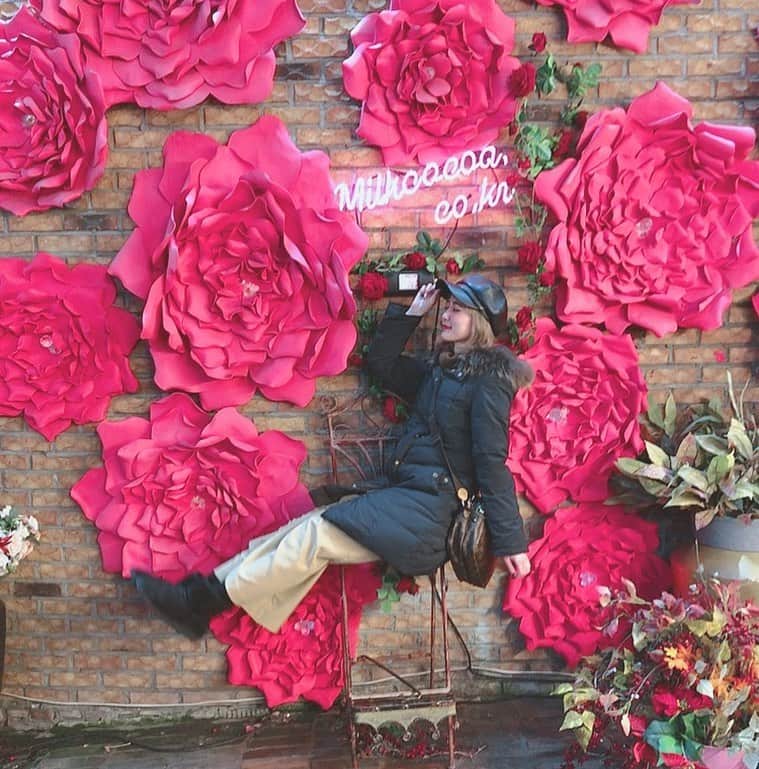 守田美咲のインスタグラム：「お花🌹💓 #韓国旅行 #コーデ #金髪ショート #ムートンブーツ」