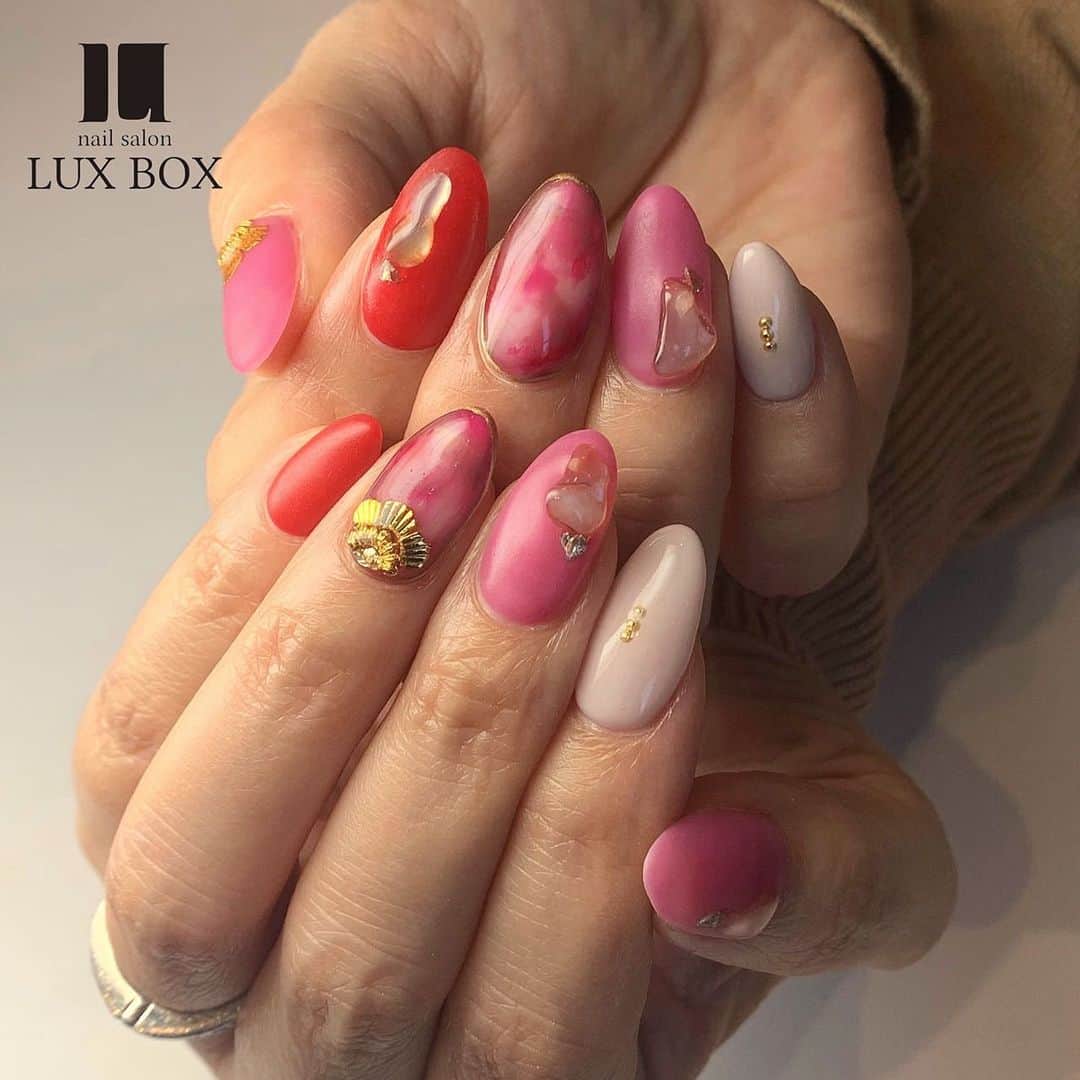 佐久間恵利さんのインスタグラム写真 - (佐久間恵利Instagram)「. . . .  艶&マットな Valentine nails💋🌹 . . #Valentine#valentinenails #バレンタインネイル#冬ネイル#galnail#赤ネイル #gel #gelnails #artnails #nail#nails#nailistagram#instanail#japannail#beauty#渋谷#ネイル#ネイリスト#美甲#佐久間恵利#tartancheck #LUXBOX #LUXBOX渋谷店 @luxbox.group」2月3日 17時45分 - nailista_elix