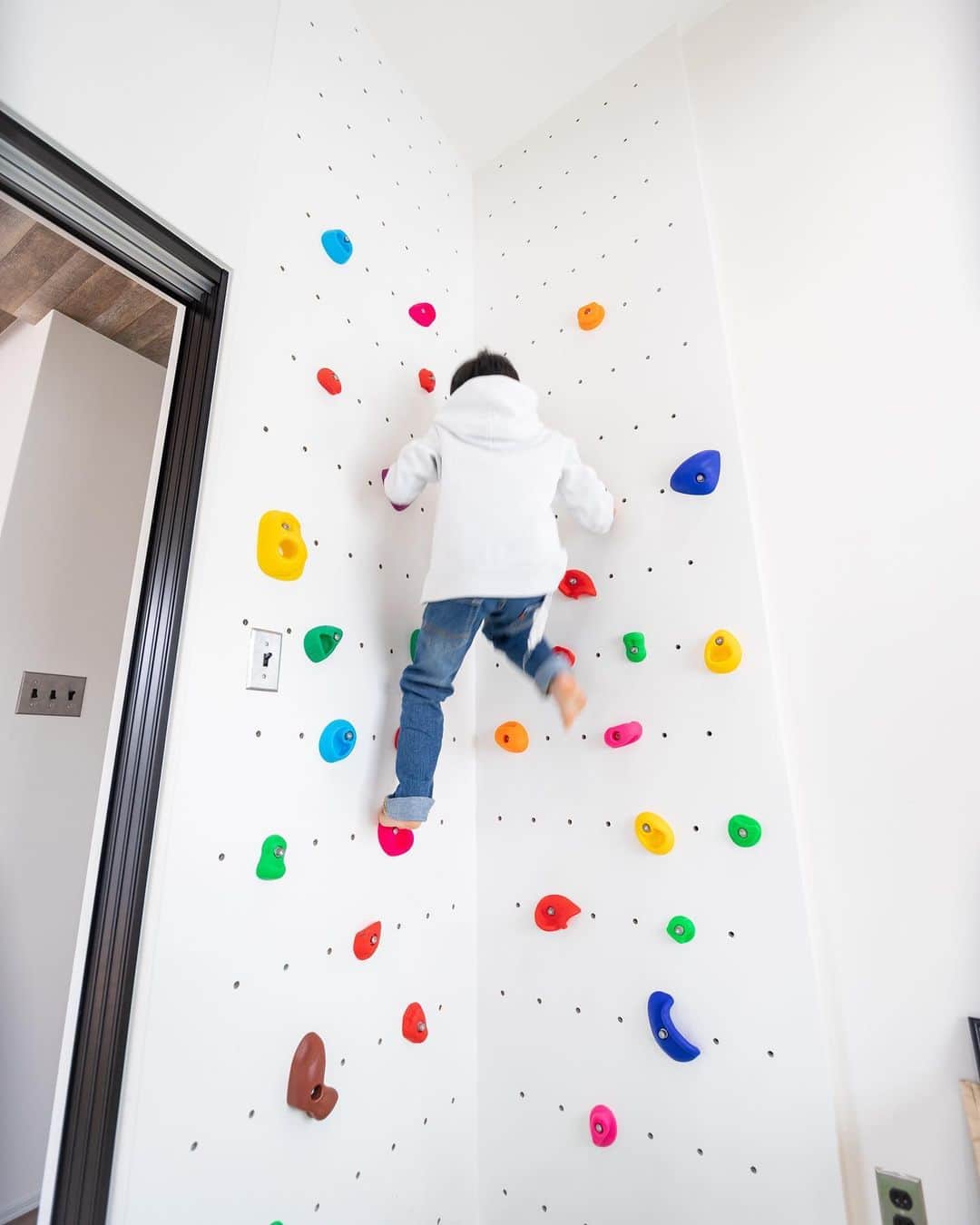 homelife 夢を叶える暮らし方のインスタグラム：「【ボルタリングのできるキッズルーム】 . . キッズルームでボルダリングができるなんて すごくワクワクしますね♪　楽しいお家間違いなしです😚 . . こちらのお家はアーキホームライフのお施主様邸の施工写真です。 その他の施工写真は、 @homelife_gallery のURLからご覧いただけます。 . 家づくりの資料請求はコチラから @homelife_shiryou . . #ボルダリング #ボルダリングのある家 #ボルタリング部屋 #ボルタリングルーム #子供部屋 #キッズルーム #遊び心のある家 #カラフルルーム #ボルタリングウォール #クライミングウォール #マイホーム計画 #ローコスト住宅 #マイホーム #夢のマイホーム #間取り #シンプルな暮らし #暮らしを楽しむ #注文住宅 #自由設計 #デザイン住宅 #myhome #family #house #home #homelife_京都 #homelife_大阪 #homelife_兵庫 #ホームライフ #ホームライフ100 #アーキホームライフ」