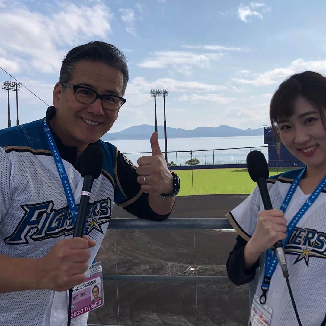 世永聖奈さんのインスタグラム写真 - (世永聖奈Instagram)「⚾️﻿ ﻿ きょうも名護からこんにちは！﻿ ﻿ 今日ドキッ！ブラボーファイターズは 栗山監督に生出演して頂き﻿、 今シーズンのファイターズについて﻿ たっぷりお話を伺いました。﻿ ﻿ あっという間に開幕戦。﻿ どんなチームになって戦っていくのか、﻿ このキャンプから目が離せません🔥﻿ 開幕投手は誰になるんでしょうかね！﻿ 監督のあの含み笑い…気になります！﻿ ﻿ グッチーさんは北海道に戻るため﻿ 中継後すぐに球場を離れました。﻿ 明日からは私1人でお伝えします🎤﻿ ﻿ そういえばきょう、﻿ 名護にも鬼が登場しました👹﻿ 高校の先輩が鬼になる日が来るなんて…笑﻿ ﻿ マルティネス投手とバーヘイゲン投手が﻿ 鬼に向かって放った豆、私も頂戴しました！﻿ ファイターズに“福”が訪れます様に🙏﻿ ﻿ #節分 #豆まき #先輩が大変身 #鬼は外福は内﻿ #北海道日本ハムファイターズ﻿ #ファイターズ #羽撃く﻿ #名護 #キャンプ﻿ #栗山監督 #生出演﻿ ﻿ #HBC #北海道放送 #今日ドキッ﻿ #ブラボーファイターズ﻿﻿ #グッチーさん #明日雪まつり﻿  #アナウンサー #世永聖奈 #セナスタグラム﻿ #日焼け止め塗りすぎ ﻿ #小梅太夫かよ と #稲田直人 さんに突っ込まれた﻿ #チッキショー ﻿ #山内要一アナ #タピオカ飲むの下手﻿ #むせてました #休憩時間 #携帯ゲーム﻿ #モンスター獲得だゼ」2月3日 17時53分 - hbc_yonagasena