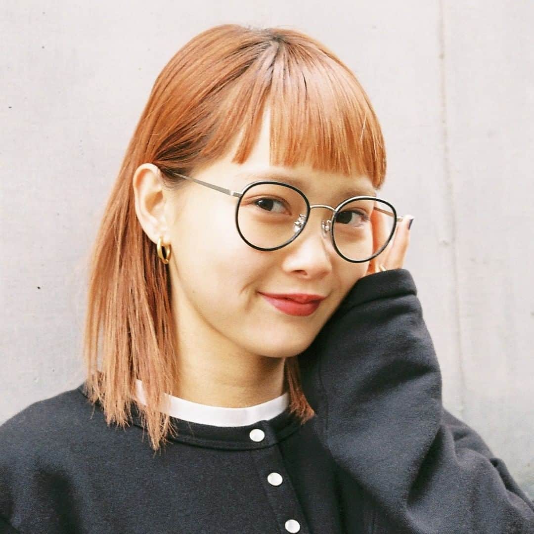 Zoff Officialのインスタグラム：「Zoff CLASSIC Spring Collection / ZP201003_13A1（2020年2月7日（金）発売予定） Model @_marthastyle_  シックでモダンなオールブラックコーデには、クラシカルなセル巻きのメガネがすんなりと馴染む。 メタルの輝きがお洒落に映える、大人なスタイリングの完成。 #Zoff #FASHION #eyewearstyle #メガネ #ゾフ女子 #Zoffコーデ #zoffclassic #ゾフクラシック」