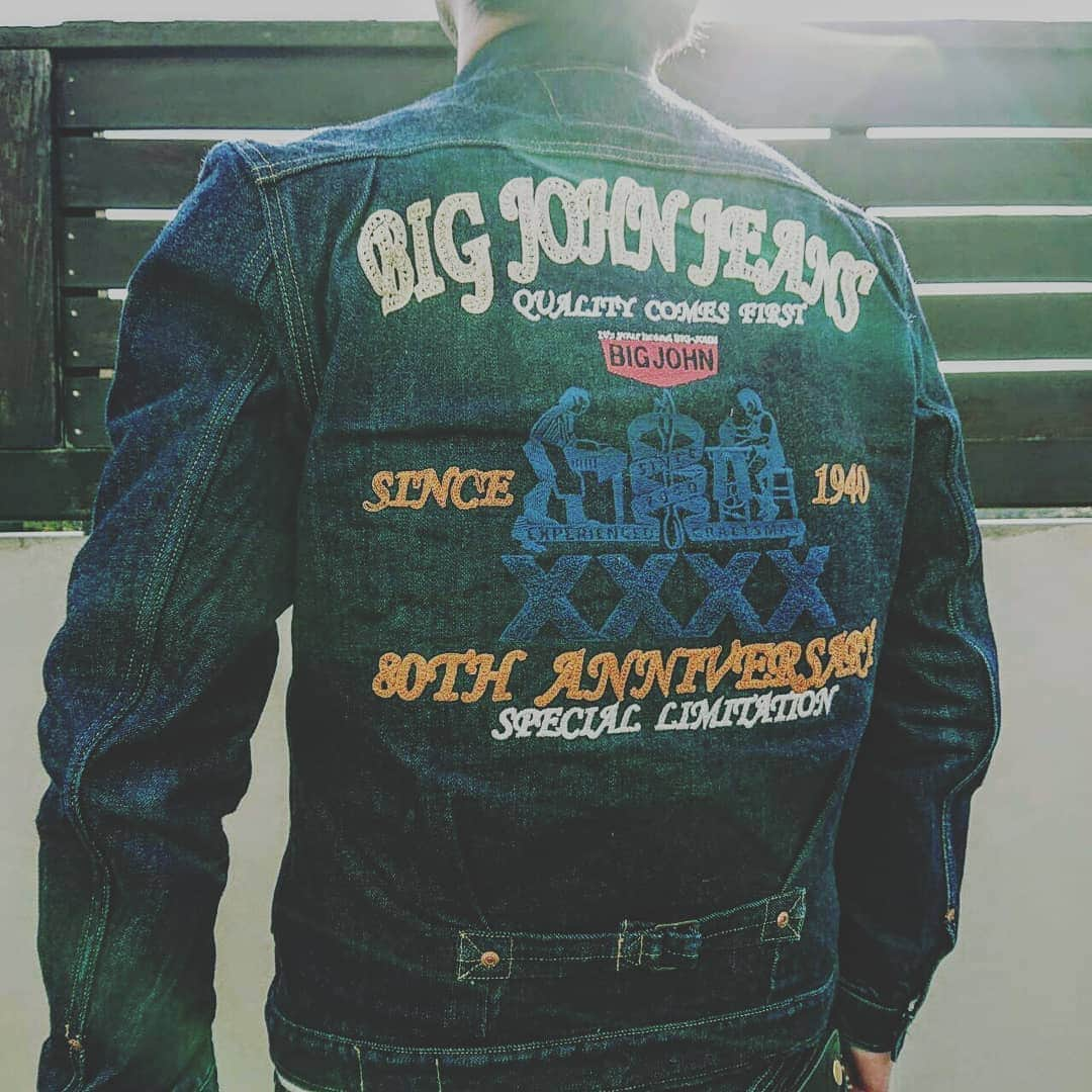 BIG JOHNさんのインスタグラム写真 - (BIG JOHNInstagram)「｢男の背中が物語る｣ ｢BIGJOHNJEANS｣ ｢80周年ANNVERSARYモデルプロト｣  @bigjohnjeans @bigjohnshop @bigjohntokyo @bigjohnosaka #ビッグジョン#ビッグジョン児島本店#BIGJHON#ビッグジョン大阪#ビッグジョン東京#1940#ヴィンテージ#岡山#倉敷#児島#倉敷美観地区#デニム#セルビッチ#インディゴ#リサイクル#リサイクルコットン#綿花#80周年#仔猫ちゃん#猫#ラリー#jeans#Japanmade#denim#デニムパンツ#jeans#new#春デニム#刺繍#jeansfashion#brand#デニム」2月3日 18時00分 - bigjohnjeans