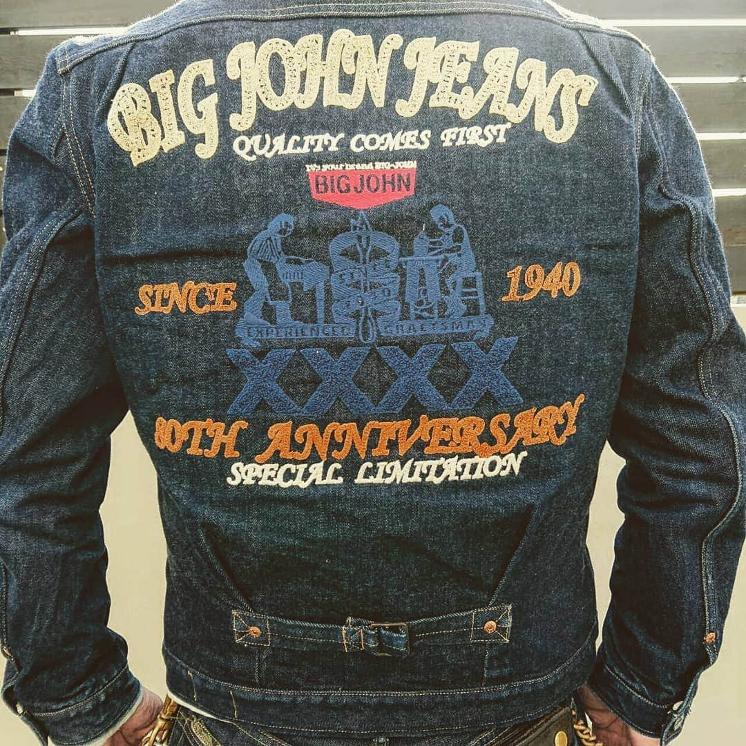 BIG JOHNさんのインスタグラム写真 - (BIG JOHNInstagram)「｢男の背中が物語る｣ ｢BIGJOHNJEANS｣ ｢80周年ANNVERSARYモデルプロト｣  @bigjohnjeans @bigjohnshop @bigjohntokyo @bigjohnosaka #ビッグジョン#ビッグジョン児島本店#BIGJHON#ビッグジョン大阪#ビッグジョン東京#1940#ヴィンテージ#岡山#倉敷#児島#倉敷美観地区#デニム#セルビッチ#インディゴ#リサイクル#リサイクルコットン#綿花#80周年#仔猫ちゃん#猫#ラリー#jeans#Japanmade#denim#デニムパンツ#jeans#new#春デニム#刺繍#jeansfashion#brand#デニム」2月3日 18時00分 - bigjohnjeans