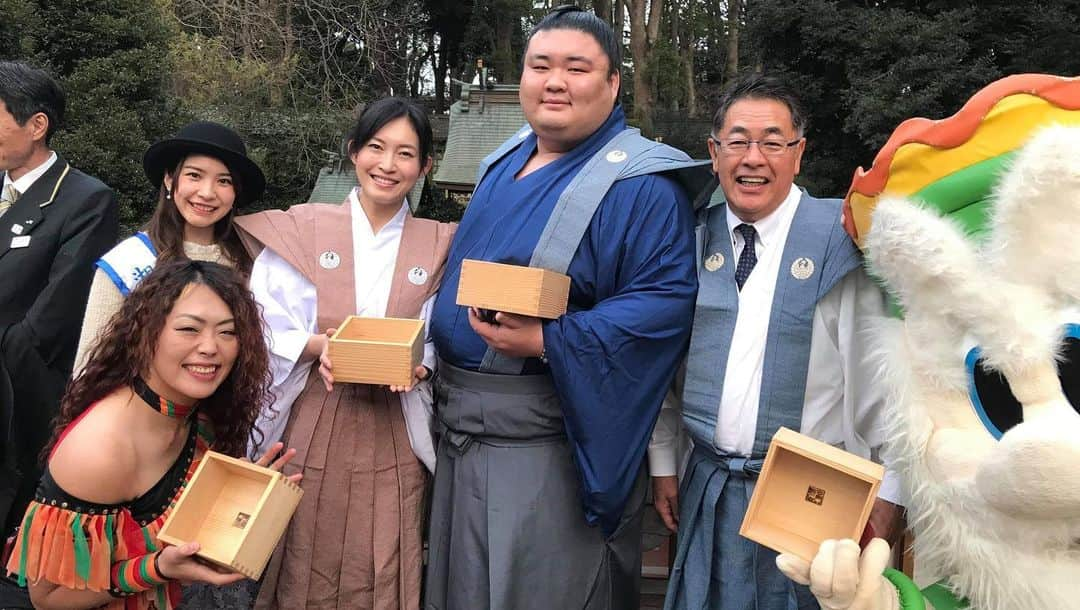 松本浩代さんのインスタグラム写真 - (松本浩代Instagram)「平塚八幡宮節分祭  今年もたくさんの人が来られてました！ 今年の織り姫や、代々の織り姫、そして平塚出身の朝弁慶さん、全仏準優勝テニスプレーヤー穂積さんなどなど、平塚出身のアスリートがめちゃくちゃ集結！ もちろんキングベルも🔔 福をたくさん頂いてパワー満タン☆  #平塚　#節分祭」2月3日 18時03分 - hiroyo.destroy.matsumoto