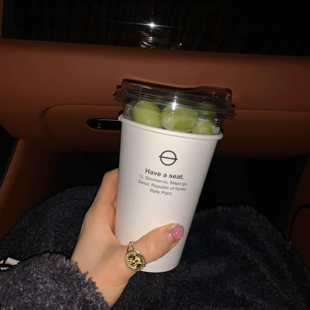 イム・ボラさんのインスタグラム写真 - (イム・ボラInstagram)「겨울엔 얼린 청포도🍐🍏 #랠리포인트」2月3日 18時15分 - 3.48kg