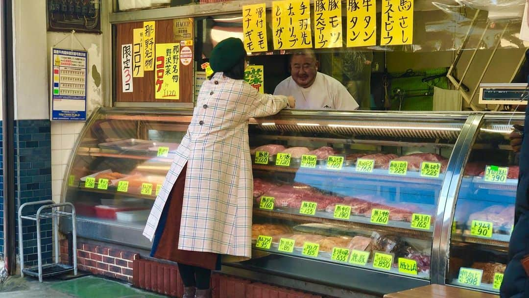 【公式】土曜ナイトドラマ「アリバイ崩し承ります」のインスタグラム：「＊﻿ ‪コロケ‬♪﻿ ‪コロケ‬♪﻿ ‪野沢菜コロケ～☺️☺️☺️♪‬♪﻿ ‪の時乃ちゃん、可愛かったですね❣️‬﻿ ﻿ ‪お気付きの方も多かったですが…店主は﻿ #芋洗坂係長 さんでした👏🏻✨‬﻿ ﻿ 美味しそうな揚げ物を目の前に﻿ ‪思わずぱくり😋な姿を📸‬﻿ ﻿ ‪#アリバイ崩し承ります‬﻿ ‪#ありくず‬﻿ #那野名物﻿ ‪#野沢菜コロケ‬﻿ #限定3個😳﻿ #思わず少なっ﻿ #とツッコむ察時さん﻿ ‪#思わず食べたくなる‬﻿ ‪#時乃のコロケの歌‬﻿ ‪#2話でも時乃ちゃん‬﻿ ‪#歌うたってます😙‬」