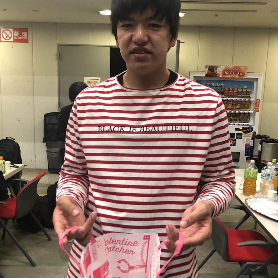 羽尻紘規のインスタグラム：「伊織がバレンタインくれた 不機嫌？？」