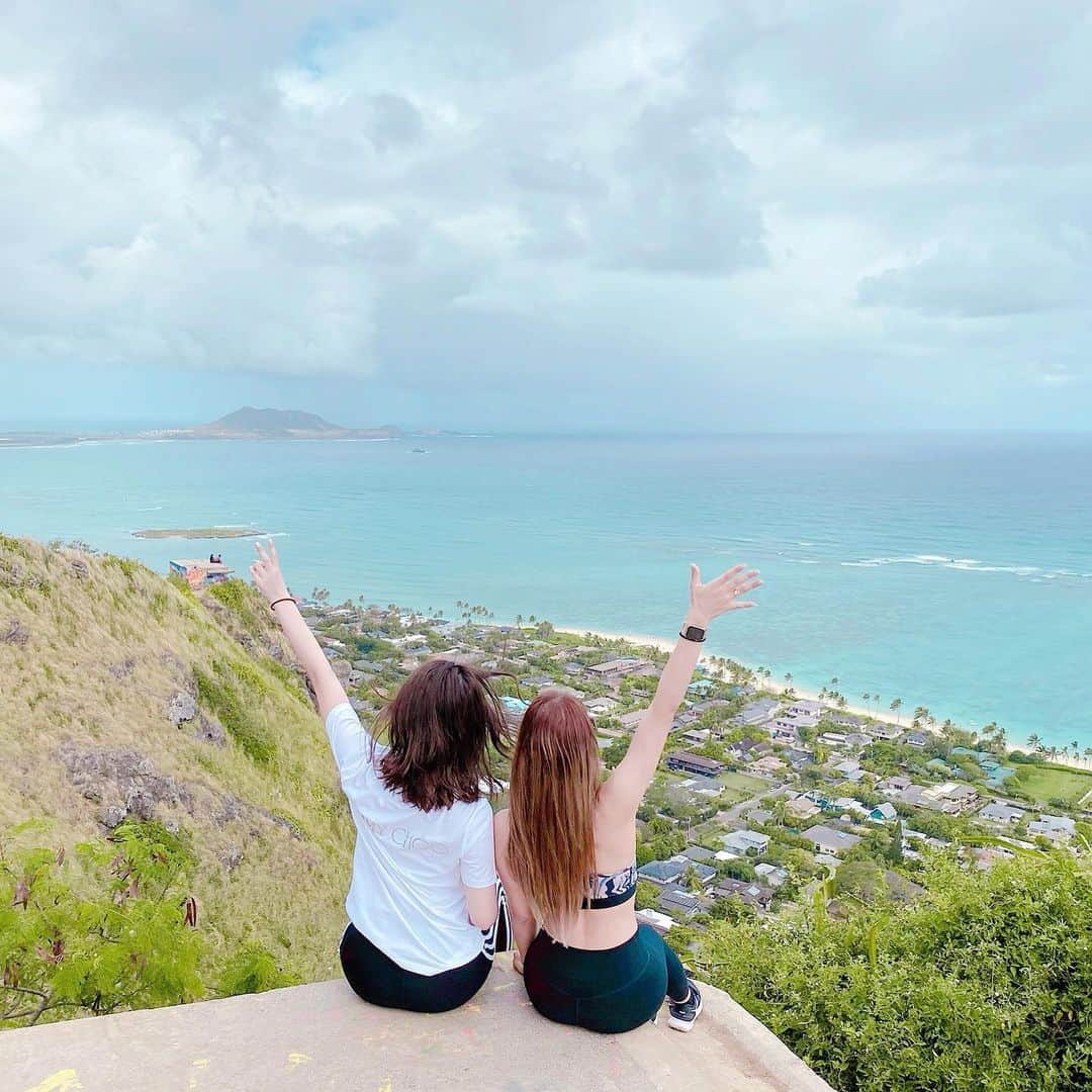 紗蘭さんのインスタグラム写真 - (紗蘭Instagram)「PillBox🏔💖🌈✨ ハワイで2回目のピルボックス登ってきたよ✨ ダイヤモンドヘッドと違って崖上りって感じだからかなりキツイけど登った後の達成感がすごいの😭💖 目の前のラニカイビーチが本当に綺麗で💙 頑張ってよかったな〜って思える😌 運動ってやっぱり楽しいし大好き🥳 ウェアは全部NIKEだよ✔️ #hawaii #waikiki #pillboxhike #pillbox #honolulu #nike」2月3日 18時08分 - saracchidayo