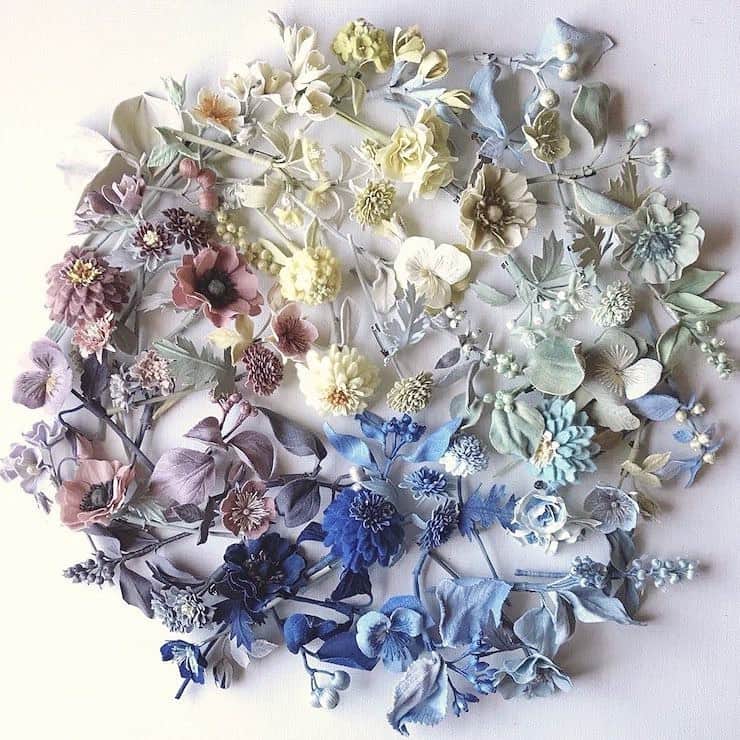 手紙社さんのインスタグラム写真 - (手紙社Instagram)「【「布博 in 名古屋」出展者紹介：Veriteco】‬ 瀬戸内・豊島の移ろいゆく自然からインスピレーションを受けて生まれる、Veritecoのアクセサリー。自身で育てたハーブや藍を用いて染めた糸や布で作られています。丁寧に紡がれる布花や刺繍作品は、自然の持つ美しさと、自然とともに暮らすことの豊かさを教えてくれます。次はどんな色を、私たちに届けてくれるのでしょうか。 . ▶︎イベントサポーター募集中！詳細は「@textilefabrics」プロフィールのハイライトから . 【布博 in 名古屋 開催概要】 日時：2020年2月22日（土）-23日（日）10:00 〜 18:00 入場料：700円 会場：吹上ホール第1ファッション展示場（名古屋市千種区吹上2丁目6-3） 地下鉄桜通線「名古屋駅」から徳重行き、「吹上駅」下車 5番出口より徒歩5分 . #手紙社#手紙舎#布博#布博in名古屋#名古屋イベント#吹上ホール#テキスタイル#刺繍#織物#草木染め#布花#刺しゅう#刺繍アクセサリー#刺繍ブローチ#刺繍イヤリング#刺繍ピアス#コサージュ#耳飾り#nunohaku#textile#fabric#embroidery#handmade#handcraft#handembroidery#pierce#earring#corsage#brooch#veriteco」2月3日 18時09分 - tegamisha