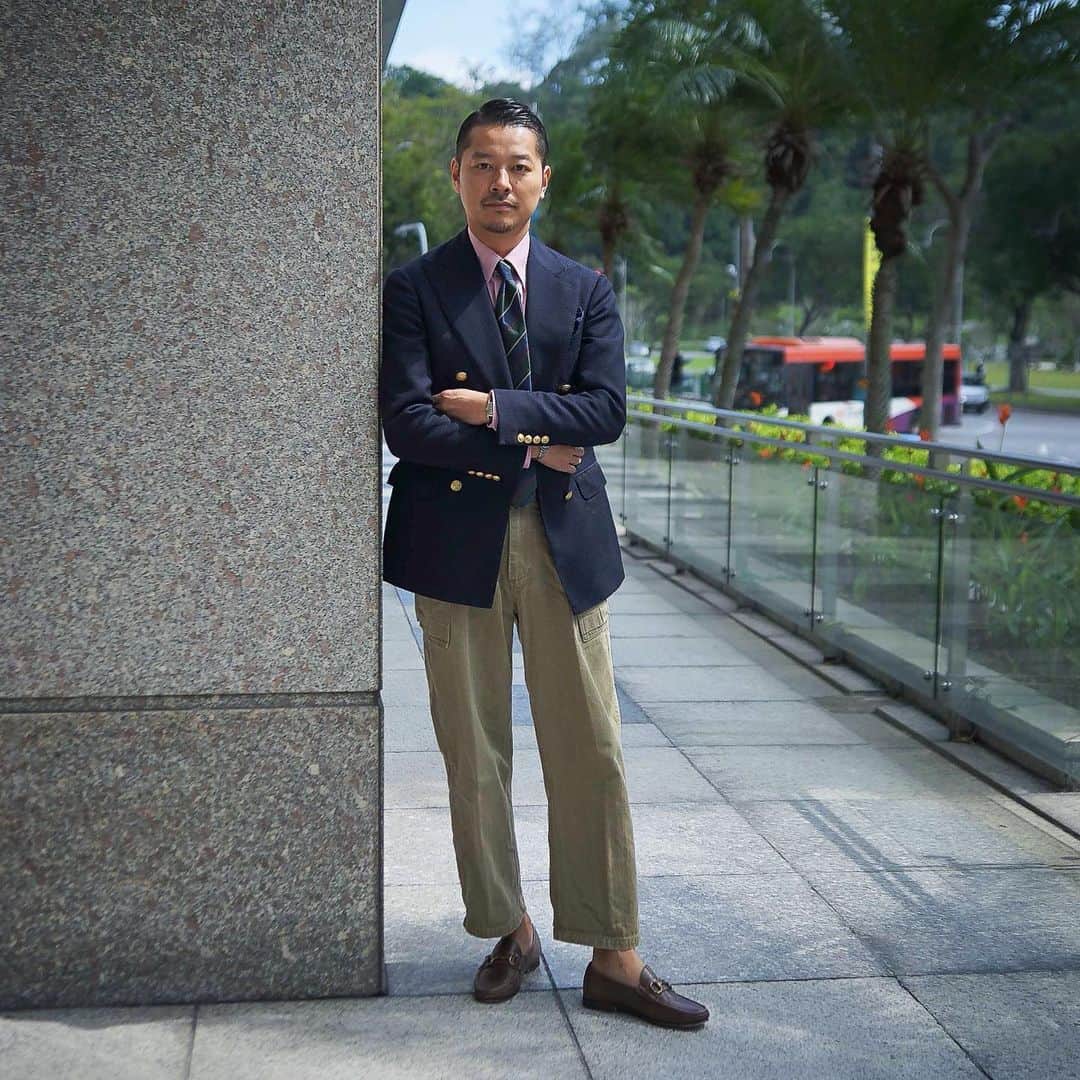 高田朋佳のインスタグラム：「“Blazer with military trousers...” ———————————————————————— Photography @kens_cc  #ringjacket #blazerstyle #ikebehar #britishamericanstyle #newcolonialstyle #jetset #singapore #luxuryresort #colonyclothing #singaporelife #singaporestyle  #lifestyle #fashion #mensfashion」