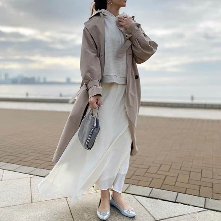 R_fashionさんのインスタグラム写真 - (R_fashionInstagram)「本日の #r_fashion #ラクジョ さん . 定番アイテムの組み合わせも、ディテールにこだわればおしゃれ度が格段アップ🎶﻿ . トレンチのボリューム袖＆パーカの後ろスリットに胸キュン😍 . . . . . . . . . . . . . . . . . . . . . . . . . . . . . . .  Repost from @ameri812 さん ・ beige×white𖥧𖦥𖦴 くしゅっとボリューム袖が可愛いトレンチコート、今期人気のバックスリットのパーカー、ストンとした落ち感で履き心地の良いロングスカートすべて　　@reca.rakuten のもの♡  今年は暖冬のなので春物の出番がはや〜い♩¨̮⑅*♡ . . . outer&tops&skirt @reca.rakuten bag @stellamccartney . .」2月3日 18時13分 - rakutenichiba.fashion