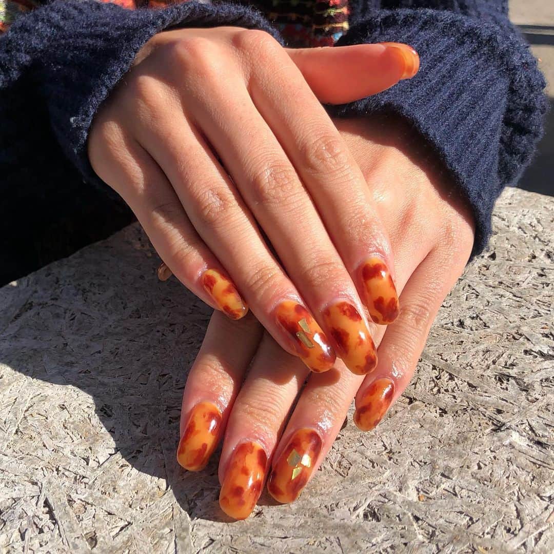 ケリーアンのインスタグラム：「春先のファッションまで合う💅🏼べっ甲ネイル @nanakara_jp のクリアなカラー 051C 052C の2色だけで簡単に出来たよ🤩👍練習頑張るぞ✨  #gelnails #nailart #ジェルネイル #nanakara #nails #nofilter」