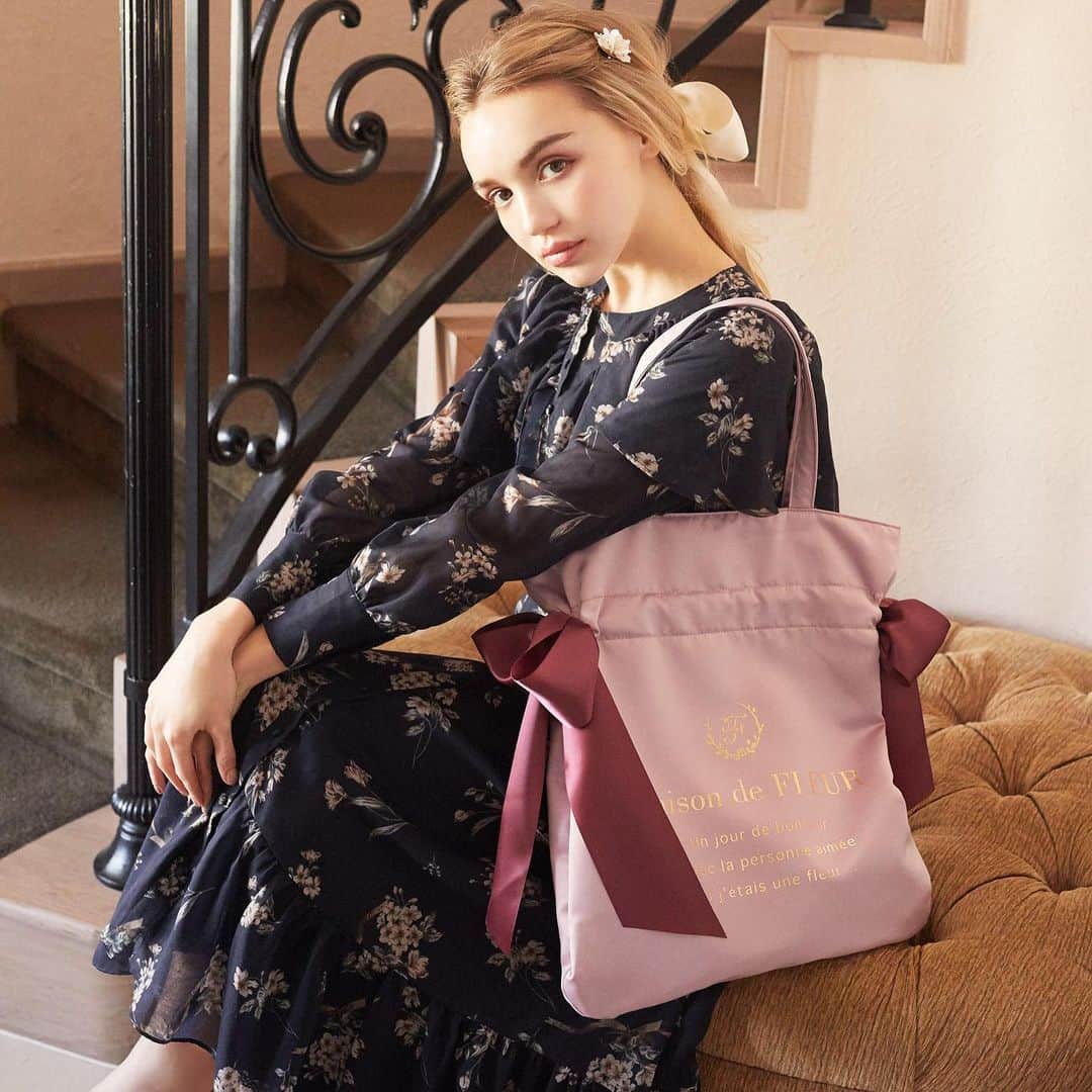 のインスタグラム：「. 大人気のダブルリボントートバッグが全国ショップにて全色再入荷中！ . 通勤にも通学にも使えてどんなコーディネートにも合わせやすいアイテム♪ . プレゼントにも喜ばれるアイテムです！ 再入荷後すぐに完売してしまう大人気アイテムの為、お見逃しなく✨ . ※店舗により入荷状況が異なりますので、入荷情報は各店舗へお問い合わせ下さい ※公式通販サイト・ZOZOTOWNでも近日再入荷予定です . 🎀商品詳細🎀 ダブルリボントートバッグ Pink , Beige , Light Brown , Light Gray , Navy , Black ¥4,990+tax . . #maisondefleur #メゾンドフルール #basic #ribbon #bag #gift #present #restock #ベーシック #人気アイテム #リボン #バッグ #バッグの中身 #ギフト #プレゼント #ダブルリボントートバッグ #リボントートバッグ #再入荷」
