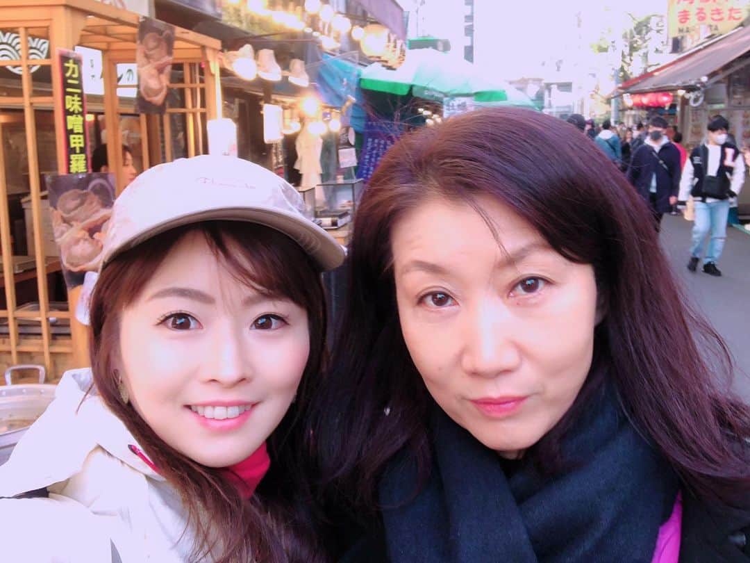 楪望さんのインスタグラム写真 - (楪望Instagram)「母娘デート❤️ 母が広島から来京🗼 昨日は築地をぷらりしてきました🐟🦀🐙 * 海鮮ひつまぶしが美味だったーー！！！🤤💓 * 久しぶりの母との時間☺️ 幼い頃は教育ママでなかなか厳しい母でしたが、気がつけば何でも話せる友達親娘に😂💕 * 一番の理解者であり、相談相手です😉♬ #母娘 #母 #娘 #親娘 #友達親子 #mom #mother #お母さん #東京 #築地 #海鮮ひつまぶし #🗼 #🐟」2月3日 18時33分 - nozomi_yuzuriha_official