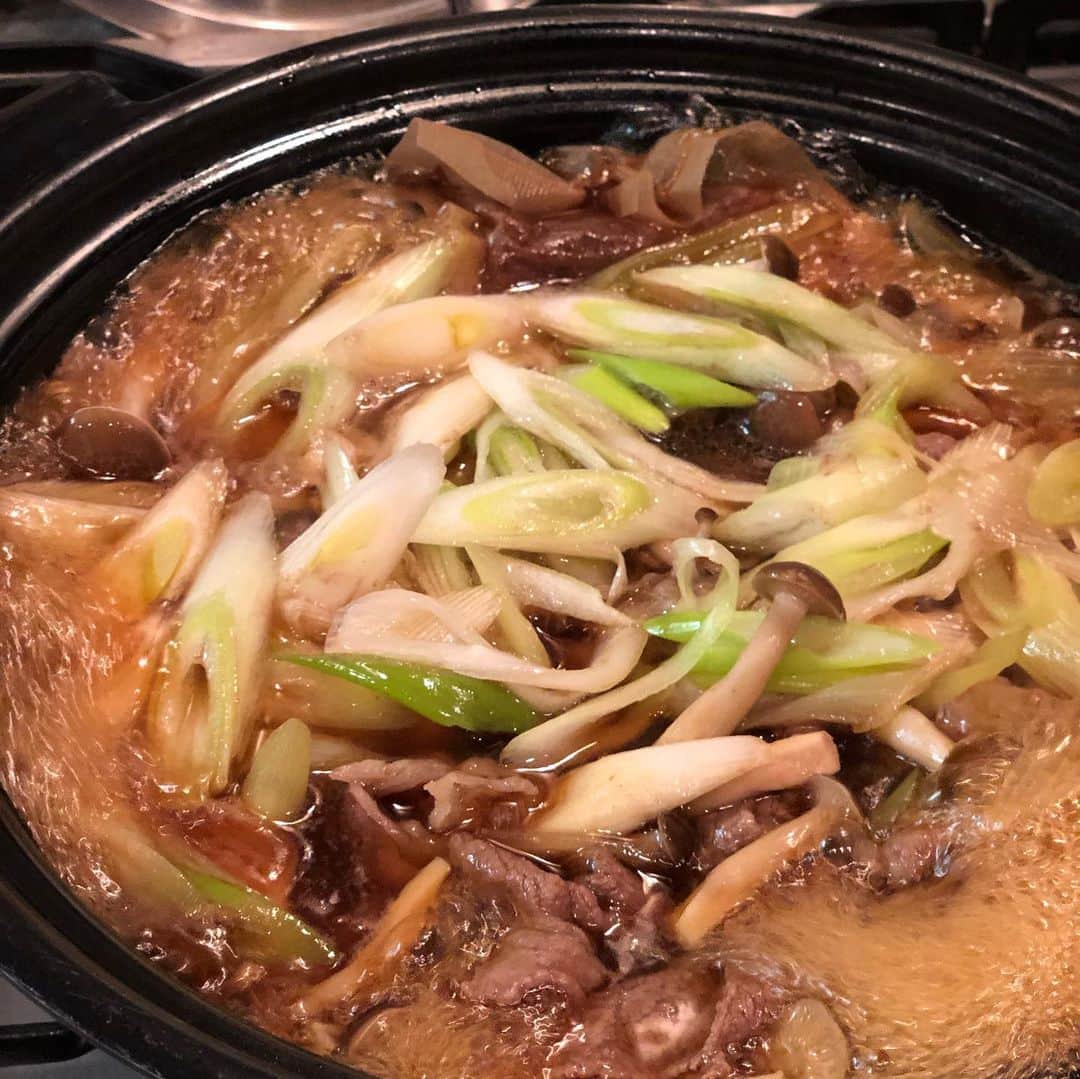 中岡由佳さんのインスタグラム写真 - (中岡由佳Instagram)「長い新ごぼうを2本使って、牛肉とごぼうの甘辛煮を作りました。煮汁にごぼうをふんわり盛り、上に牛肉を広げて、白葱としめじを散りばめ強火でぐつぐつ。白いご飯が進みそう！と思ったらひじきごはんを炊いていた。笑 #cooking」2月3日 18時33分 - yuka_nakaoka