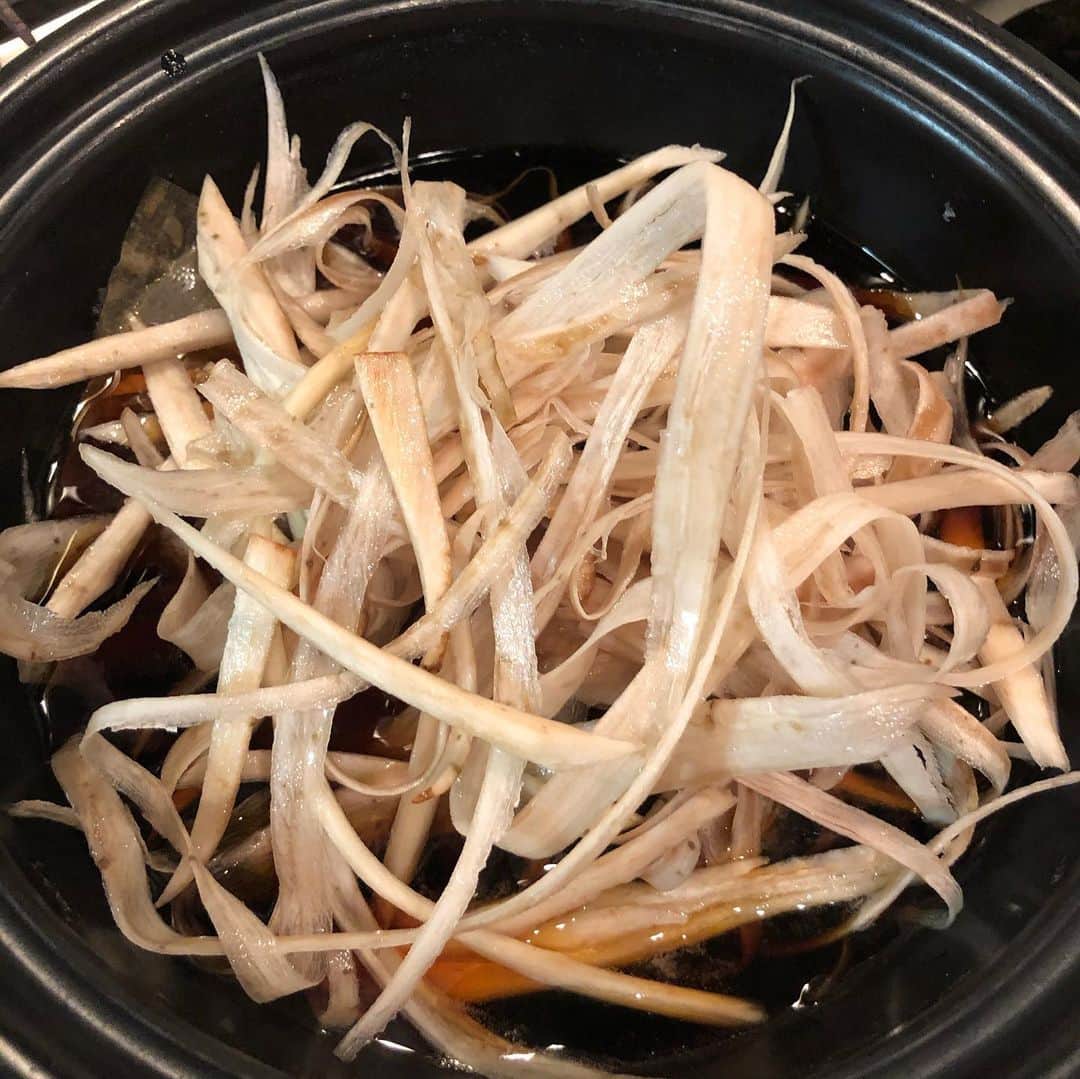 中岡由佳さんのインスタグラム写真 - (中岡由佳Instagram)「長い新ごぼうを2本使って、牛肉とごぼうの甘辛煮を作りました。煮汁にごぼうをふんわり盛り、上に牛肉を広げて、白葱としめじを散りばめ強火でぐつぐつ。白いご飯が進みそう！と思ったらひじきごはんを炊いていた。笑 #cooking」2月3日 18時33分 - yuka_nakaoka