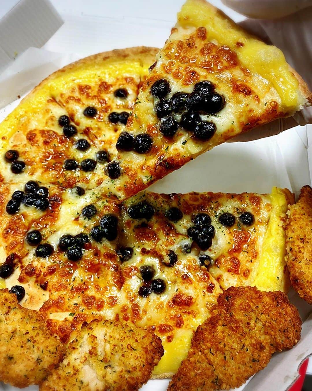 とぎもちさんのインスタグラム写真 - (とぎもちInstagram)「.﻿ 【韓国ミスターピザ】﻿ ﻿ 韓国のミスターピザの新商品﻿ 黒糖タピオカティーピザを出前注文♪﻿ ﻿ 黒い粒々はまさかのタピオカ！！﻿ ﻿ エッグタルトも乗って﻿ 台湾スイーツ尽くし！！﻿ ﻿ チーズもたっぷりかかって﻿ 結構美味しかった🤣💓💓﻿ ﻿ セットで﻿ ミッフィートッポギも一緒に♪﻿ ﻿ ♡ #韓国ミスターピザ #ミスターピザ #タピオカピザ #黒糖バブルティーピザ #黒糖タピオカ #トッポギ #ミッフィートッポギ #미스터피자 #흑당버블티피자  #먹스타그램 #토기모치 #とぎもちkorea #토기모치mukbang #먹방」2月3日 18時41分 - togistagram