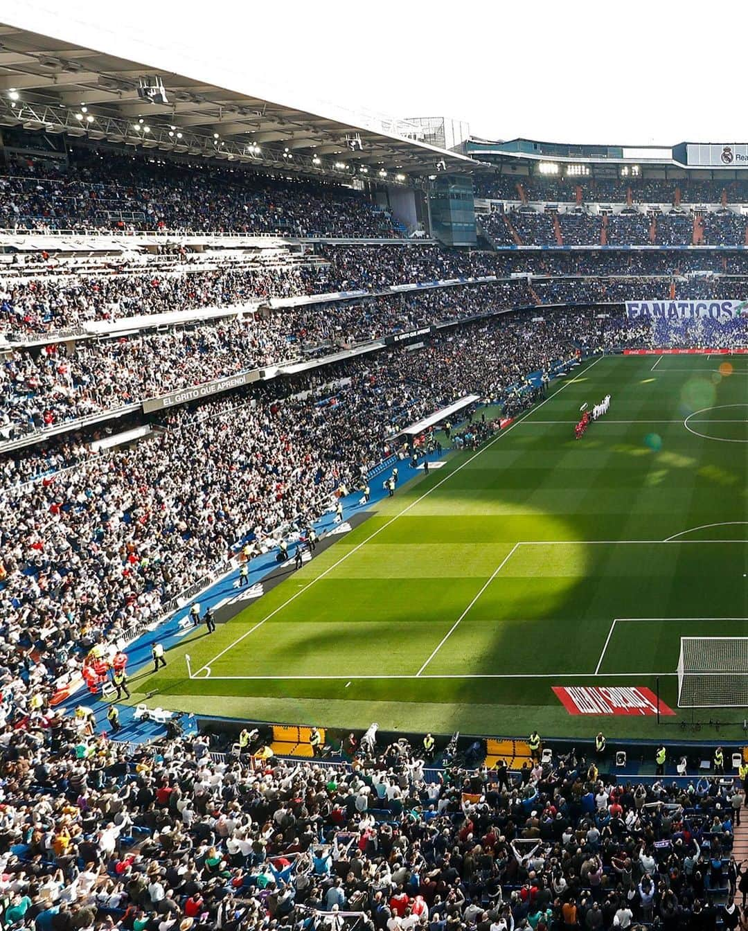 レアル・マドリードさんのインスタグラム写真 - (レアル・マドリードInstagram)「🏟🙌 This stadium. These fans. ¡Qué estadio y qué fans!  #RMFans | #HalaMadrid」2月3日 18時42分 - realmadrid