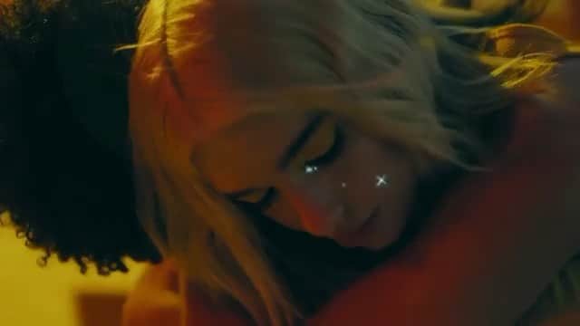 のインスタグラム：「【Dua Lipa】 4月3日にリリースされるデュア・リパの最新アルバム『FUTURE NOSTALGIA/フューチャー・ノスタルジア』からの最新シングル「Physical/フィジカル」のミュージックビデオが公開されました‼️ ✨ とてもカラフルなセットでで大勢のダンサーたちと共に大胆な素晴らしい映像を作り上げました🤩🌈 アニメのイラストも使われていて、今までのミュージックビデオとは違う素敵な世界観💖 ✨ 見ているだけで踊りたくなっちゃう！ とても楽しくて、気分の高まるビデオになっています😆💃 ✨ ぜひチェックしてみてください❣️ #dualipa #futurenostalgia #physical #デュアリパ #フューチャーノスタルジア #フィジカル #新曲 #ミュージックビデオ #洋楽」