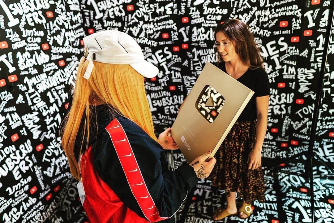 のインスタグラム：「【Tones and I】 トーンズ・アンド・アイのオフィシャルYouTubeチャンネルの登録者数がなんと200万人を突破‼️ ✨ トーンズのために @youtubemusic が 彼女の @lanewayfest での楽屋を飾り付け、 そして登録者100万人を獲得した人にわたされる賞も授与しました⭐️ ✨ 「100万人突破のためにお祝いしてくれてるけど、ついこないだ200万人を突破したの！！本当にありがと！大好き！」とコメント😊 #tonesandi #youtube #トーンズアンドアイ #ユーチューブ #洋楽」