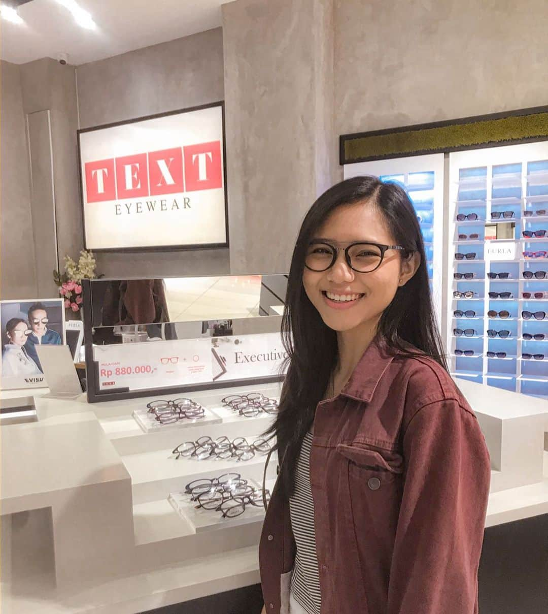 ジェニファー・ラヘル・ナタシャさんのインスタグラム写真 - (ジェニファー・ラヘル・ナタシャInstagram)「Tadi aku abis dari Text Eyewear Summarecon Mall Bekasi awalnya liat-liat aja tp trnyta bisa check mata jg, jadi tau deh skrg trnyta mata aku gabisa ngeliat kalo lg merem... WKWKW  Oiya ternyata lagi ada Promo Buy 1 Get  1 sampai tanggal 16 February 2020 loh di @TextEyewear Saatnya nyanyi lalahuta alias tunggu apalagi sayang...? lgsg aja dateng dan check sendiri di tokonya 🤓」2月3日 18時37分 - rclnatasyaa