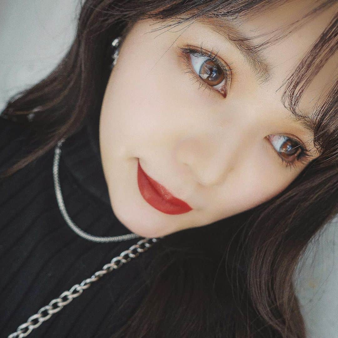 junko onagi ／小梛準子さんのインスタグラム写真 - (junko onagi ／小梛準子Instagram)「最近のスキンケア事情と おなぎの顔面。笑  スキンケアに美容液を追加するようになって 1本使い切っては他の美容液試すみたいに 美容液試してるんだけども…😚❤︎ ㅤㅤㅤㅤㅤㅤㅤㅤ 今回スキンケアに新たに取り入れたのは SHISEIDOさんから頂いたホワイトルーセント という新美白美容液✨  去年の夏に試したSHISEIDOのリキッドファンデが 今も使ってるんだけど本当に良かったので 今回も使う前から期待大！w CMもやってて気になっていた美容液です💯  26年かけて開発したという美白有効成分 アクティブ4MSK配合の美容液で 実際使ってみた感じは敏感肌で乾燥肌のわたしですが 特に刺激感じる事無く肌に馴染んで潤ってモチモチします☺️♪ 乾燥肌の小じわ対策にもなってシミ、そばかすになる前にメラニンの生成をストップしてくれるみたいで嬉しい！(そろそろシミそばかすレーザーやりはじめようかと悩んでるところだからもう増やしたくない泣)  使い続けてSHISEIDOさんの提案する 血色感、透明感のあるSAKURAブライト肌 目指そうと思います🌸！ 今年は黒髪白肌貫きたい笑笑  #shiseidoginzatokyo #SAKURAブライト #pr #shiseido #shiseidomakeup #資生堂 #肌ケア #美容液 #美白ケア」2月3日 18時38分 - jnco0417