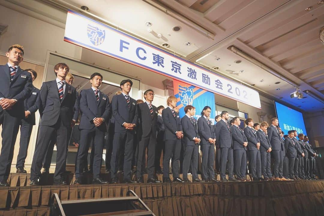 石川直宏さんのインスタグラム写真 - (石川直宏Instagram)「本日はFC東京激励会2020が行われました🔵🔴 . 株主の皆様、本日は激励ありがとうございました✨ 今シーズンは既にACLプレーオフを戦いましたが、この激励会に参加するといよいよシーズンが始まるんだなと実感します。 . FC東京ファミリー一丸となって更なる高みを皆で目指しましょう🤝 宜しくお願い致します！！ . 羽生クラブナビゲーターと共に登壇🙋‍♂️🙋‍♂️ 挨拶は先輩に任せました！ 緊張する先輩を見て笑っている俺 笑 そんな先輩とピッチでお互いを引き出し合っていた様に、これからもFC東京発展の為に刺激し合って頑張ります！！ . #FC東京激励会2020 #株主激励会 #SHIPS #fctokyo #FC東京 #tokyo #FC東京ファミリー #一体感 #羽生直剛  #fctokyoclubnavigator  #FC東京クラブナビゲーター #CN #石川直宏  #fctokyoclubcommunicator  #FC東京クラブコミュニケーター #CC」2月4日 0時10分 - sgss.18