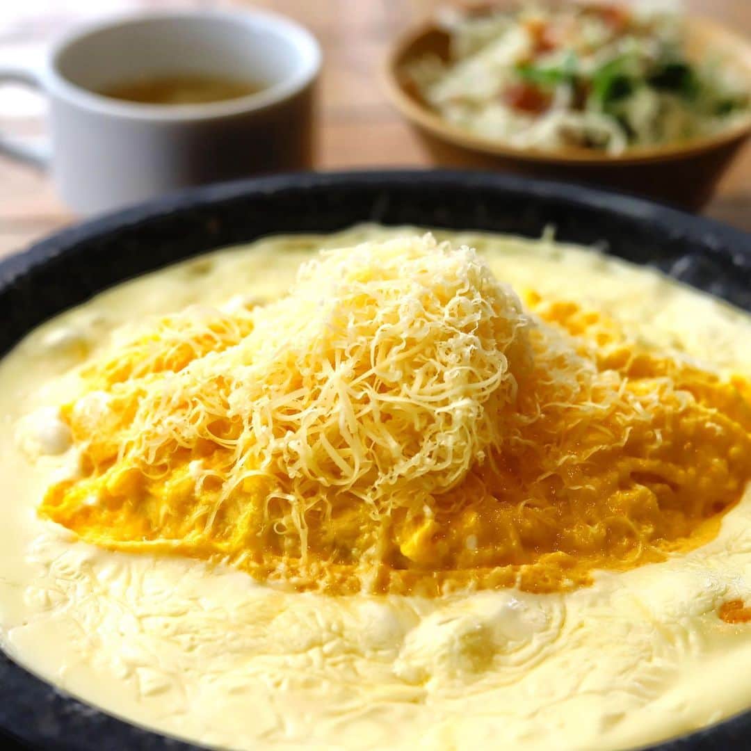 きょん。さんのインスタグラム写真 - (きょん。Instagram)「. .  Jambuka @jambuka_abeno  鉄板でぐつぐつと 煮えたげるオムライスに対して さらに追いチーズするという 美味なる所業。  #jambuka#cheese#tennoji」2月3日 18時48分 - kyon_tokiiro