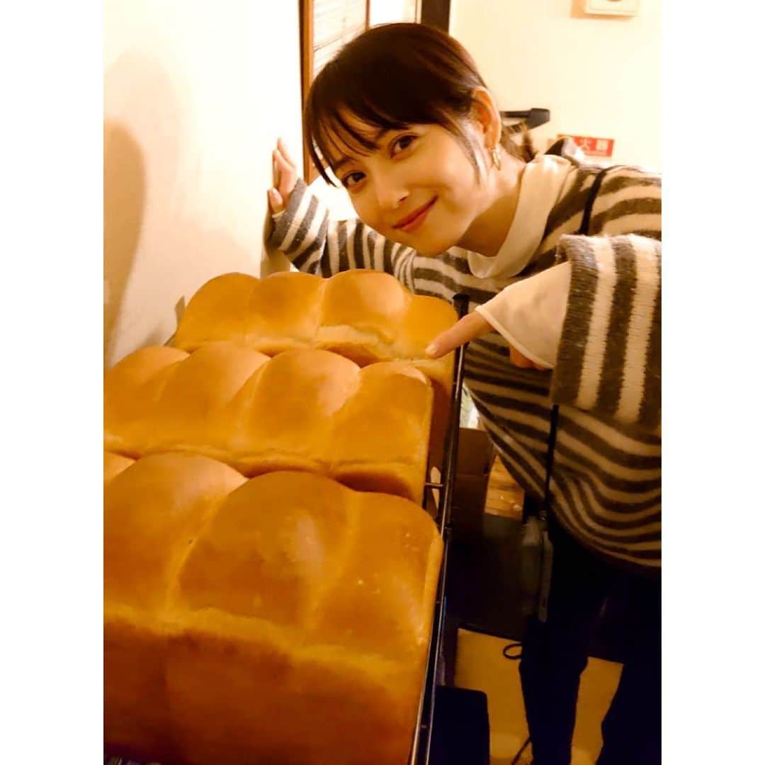 佐々木希さんのインスタグラム写真 - (佐々木希Instagram)「秋田にあるサティスファクションというよく行くハンバーガー屋さんで特別にパン作りをさせていただきました！ 焼いたこのパンは全て持ち帰り、家族も美味しいと言ってくれました☺️ そしてパン作りをしていたら、デイジーラック思い出し懐かしい気持ちに🌼  ここのお店、全てパンもお店で焼いているので、 香ばしいバンズに秋田の錦牛のパティが挟まったハンバーガー、本当に美味しいのでお勧め🍔 ここのポテトも大好きだ…  着ているお洋服はヨンアちゃんと、どどちゃんコラボの #COEL のニット❤︎ 可愛いし暖かい❤︎ #秋田 #サティスファクション #ハンバーガー #大好物」2月3日 18時58分 - nozomisasaki_official