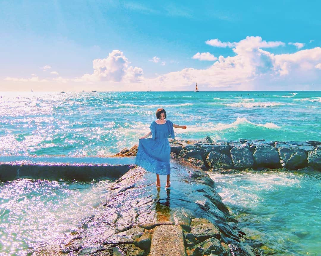 天霧真世のインスタグラム：「· エメラルドグリーンに囲まれた美しい海岸🌊✨ · 🔍Waikiki Beach, Honolulu, HI 96815 · · #laterpost #hawaii#oahu#honolulu #waikiki#waikikibeach#🌊 · 🌈@mayomayo.com_ 💎@mayosacise.official ✏@mayo_paint · ·」