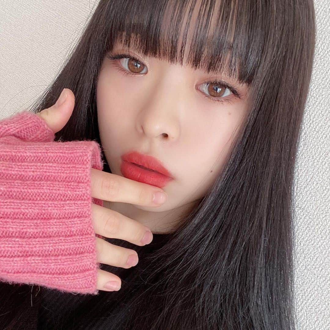 川本莉菜さんのインスタグラム写真 - (川本莉菜Instagram)「新しいvivienneの手袋がめちゃかわいい❣️ お土産でもらったARMANIのリップも色がよくて乾燥もしない💄🖤 . . . . . #viviennewestwood #me #ad #makeup #armani」2月3日 19時01分 - kawamoto.rina