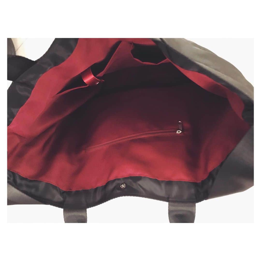 大塚愛さんのインスタグラム写真 - (大塚愛Instagram)「いよいよ今週から始まるAIO PIANOの グッズ紹介。  まずは、トートバッグ。  ロゴが刺繍されていて、 中は真っ赤になっています。  肩掛けとショルダーの2WAY仕様なので、お好きな感じに合わせられます！  AIO　#piano #live #item #グッズ #bag #鞄　#fashion」2月3日 19時02分 - aiotsuka_official