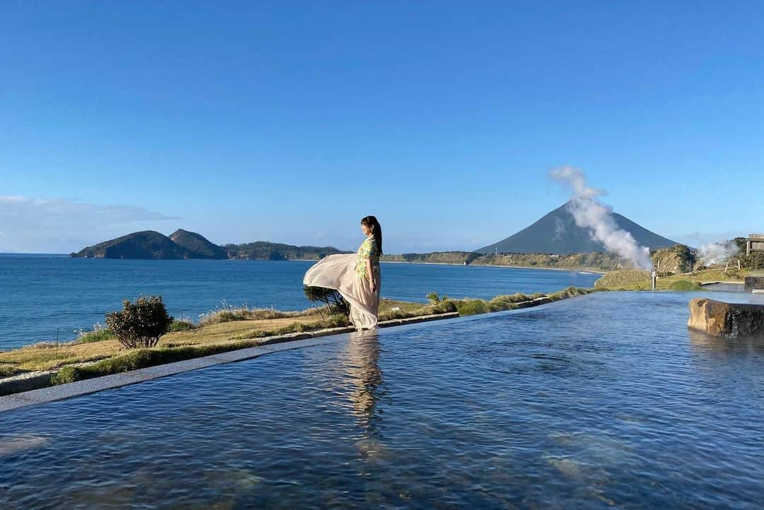 北出恭子さんのインスタグラム写真 - (北出恭子Instagram)「・﻿ ・﻿ ・﻿ 指宿trip🏖♨️🌼﻿ ﻿ 鹿児島県指宿市に行ってきました♨️✨﻿ @ibusuki_tourism ﻿ ﻿ ﻿ ●砂蒸し会館『砂楽』 ﻿ ﻿ 波打ち際での砂浴は、気候が良く大潮等の干潮時、砂の状態が良い日のみのレア体験✨🌊﻿ ﻿ 満潮時や雨天の場合は、海岸に設置された全天候型砂むし場で年中楽しめますよ♨️﻿ ﻿ 砂蒸しは、地熱の温かさと砂の重さからくる圧力で普通の入浴よりも血行が促進され体の芯から温まります❗️たっぷりと発汗することでデトックス効果抜群です✨﻿ ﻿ 砂蒸し後には、保湿保温効果のある内湯にゆっくり浸かって仕上げましょう😌 ﻿ ﻿ ﻿ 🌼other cut🤳 ●ヘルシーランド『たまてばこ温泉』﻿ @healthyland_yamagawa ﻿ ●池田湖﻿ ●知覧武家屋敷庭園﻿ ●薩摩伝承館﻿ ●唐船峡そうめん流し ﻿ ●日本最南端の駅🚉西大山駅﻿ ●こらんの湯 錦江楼 ﻿ ﻿ ﻿ #指宿温泉 #砂蒸し温泉 #ibusuki #sandspa #sunamushi #温泉 #温泉家 #温泉タレント #温泉モデル #温泉専門家 #北出恭子 #温泉大好き #温泉巡り #温泉旅行 #旅行 #旅 #温泉女子 #温泉好きな人と繋がりたい #photography #japanesegirl #photooftheday #japantrip #japan_of_insta #influencer #onsen #溫泉 #온천  #hotsprings #travelgram #kitadekyoko」2月3日 19時15分 - onsen.expert_kitadekyoko