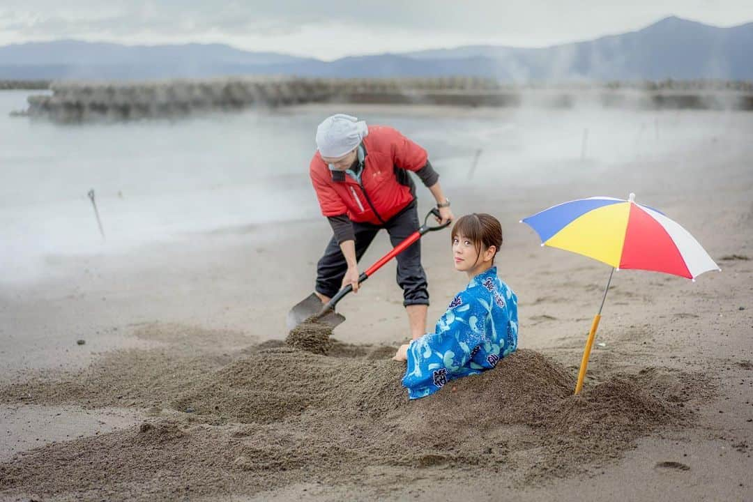 北出恭子さんのインスタグラム写真 - (北出恭子Instagram)「・﻿ ・﻿ ・﻿ 指宿trip🏖♨️🌼﻿ ﻿ 鹿児島県指宿市に行ってきました♨️✨﻿ @ibusuki_tourism ﻿ ﻿ ﻿ ●砂蒸し会館『砂楽』 ﻿ ﻿ 波打ち際での砂浴は、気候が良く大潮等の干潮時、砂の状態が良い日のみのレア体験✨🌊﻿ ﻿ 満潮時や雨天の場合は、海岸に設置された全天候型砂むし場で年中楽しめますよ♨️﻿ ﻿ 砂蒸しは、地熱の温かさと砂の重さからくる圧力で普通の入浴よりも血行が促進され体の芯から温まります❗️たっぷりと発汗することでデトックス効果抜群です✨﻿ ﻿ 砂蒸し後には、保湿保温効果のある内湯にゆっくり浸かって仕上げましょう😌 ﻿ ﻿ ﻿ 🌼other cut🤳 ●ヘルシーランド『たまてばこ温泉』﻿ @healthyland_yamagawa ﻿ ●池田湖﻿ ●知覧武家屋敷庭園﻿ ●薩摩伝承館﻿ ●唐船峡そうめん流し ﻿ ●日本最南端の駅🚉西大山駅﻿ ●こらんの湯 錦江楼 ﻿ ﻿ ﻿ #指宿温泉 #砂蒸し温泉 #ibusuki #sandspa #sunamushi #温泉 #温泉家 #温泉タレント #温泉モデル #温泉専門家 #北出恭子 #温泉大好き #温泉巡り #温泉旅行 #旅行 #旅 #温泉女子 #温泉好きな人と繋がりたい #photography #japanesegirl #photooftheday #japantrip #japan_of_insta #influencer #onsen #溫泉 #온천  #hotsprings #travelgram #kitadekyoko」2月3日 19時15分 - onsen.expert_kitadekyoko