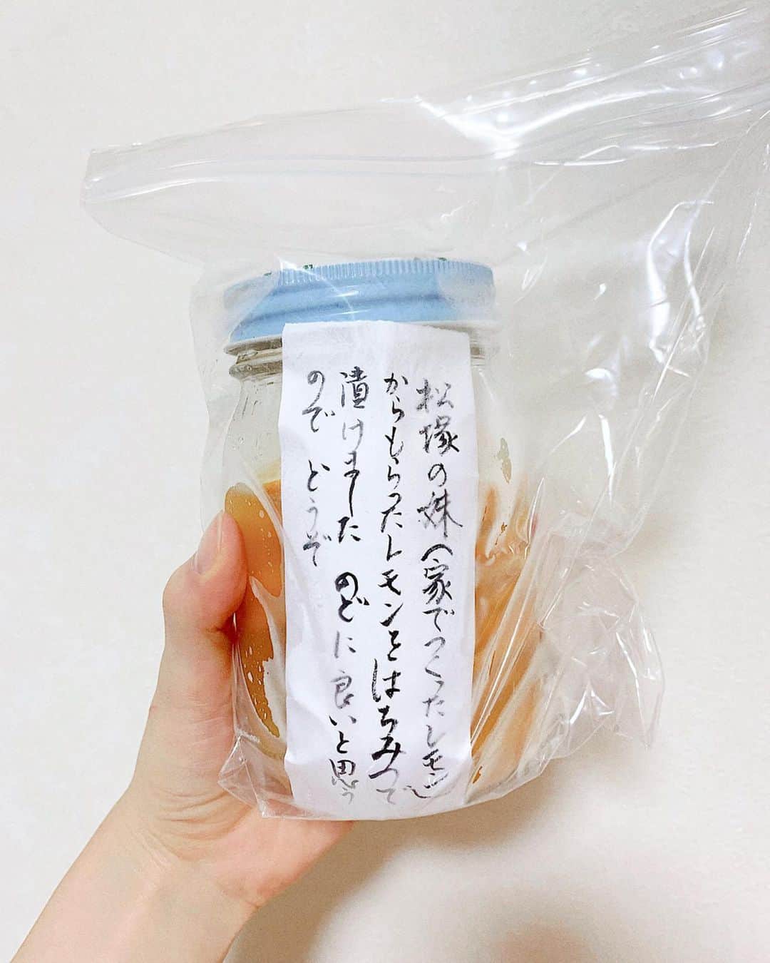 絹さんのインスタグラム写真 - (絹Instagram)「✔️🍯🍋 . . おばあちゃん特製蜂蜜レモン 奈良から届いたの〜！ 優しくて甘酸っぱくて。 一人暮らしの私を いつも遠くから応援してくれてる おじいちゃんおばあちゃん👴🏻👵🏻 だいすき！ . . #おばあちゃんの #蜂蜜レモン」2月3日 19時15分 - 2828sowa