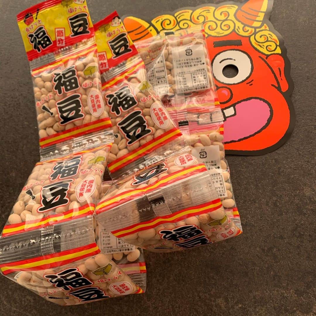 橋本奈実さんのインスタグラム写真 - (橋本奈実Instagram)「今年はわたしと息子がお風呂に入ってる間に、主人に鬼になってもらいました👹はじめは、豆を必死に投げてたんだけど、豆が手元になくなると不安に…。お面外して！外して！っといっているが外さない鬼に、号泣😂😂可愛かった😭♥️笑 #節分」2月3日 19時18分 - nami_ch