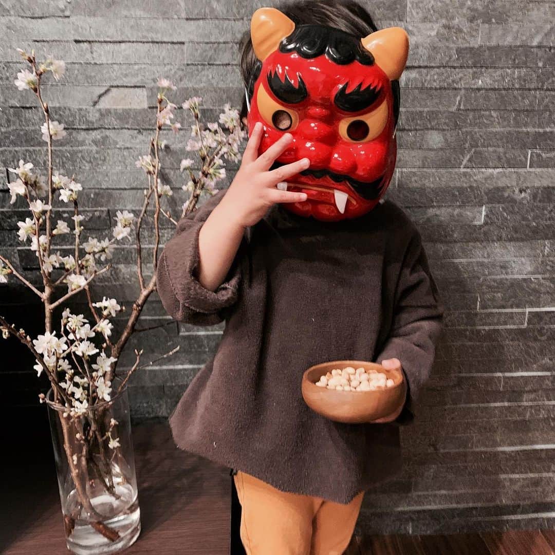 橋本奈実さんのインスタグラム写真 - (橋本奈実Instagram)「今年はわたしと息子がお風呂に入ってる間に、主人に鬼になってもらいました👹はじめは、豆を必死に投げてたんだけど、豆が手元になくなると不安に…。お面外して！外して！っといっているが外さない鬼に、号泣😂😂可愛かった😭♥️笑 #節分」2月3日 19時18分 - nami_ch