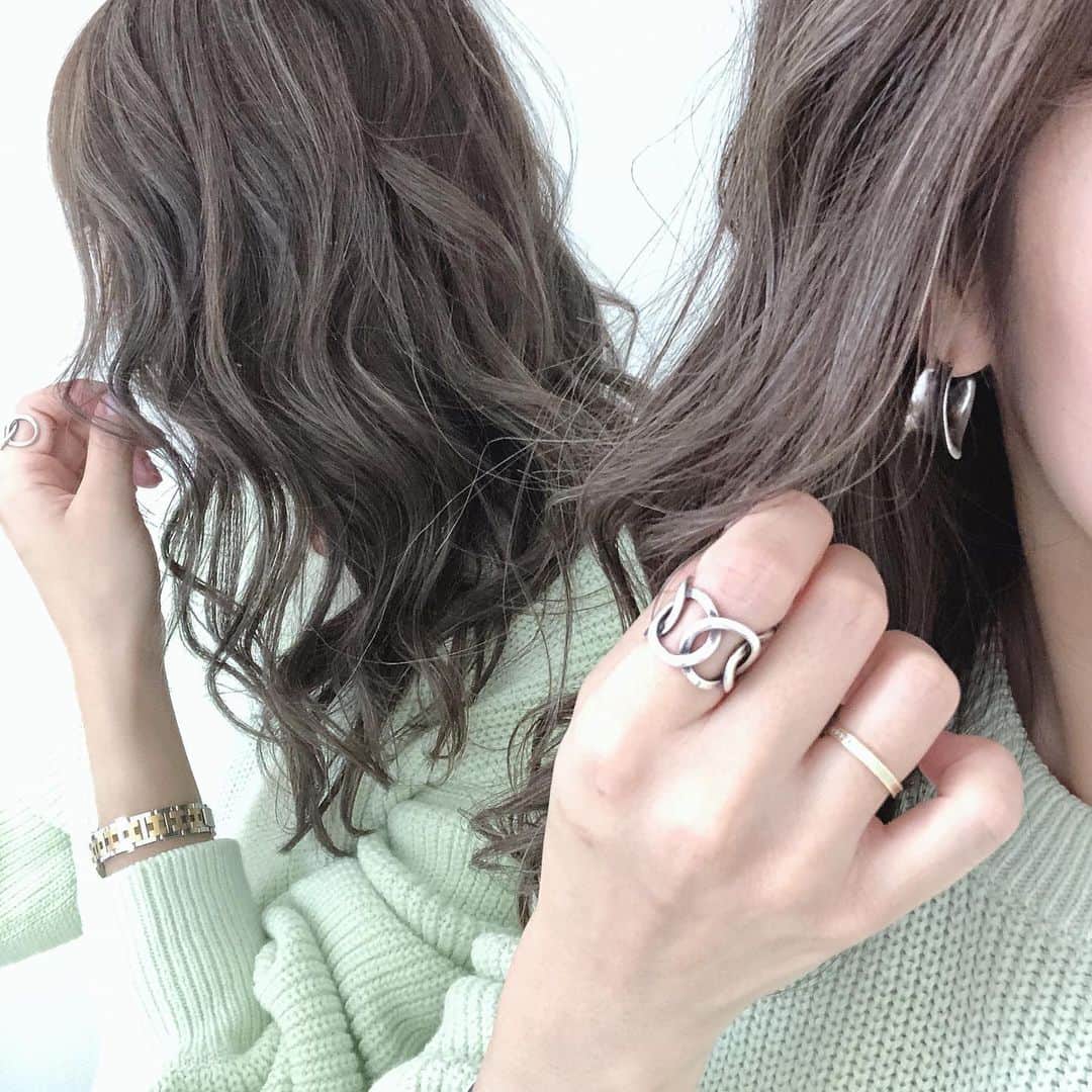 Miyoのインスタグラム：「2020.2.3 ・ ヘアカラーして1、2週間後の色味が好き☺️🤎 今回もアッシュにブルーを混ぜてもらい、全体的に細かくハイライトを入れました❤︎ 26mmのコテで毛先を外ハネに巻いて、根元からリバース巻きにしています👌🏻 仕上げにN.のオイルを揉み込んでます❤︎ ・ ・ 妊娠がわかるまで、2ヶ月間履き続けていた @gyugyugyu_lme ♡ ほぼ毎日履いてたらクビレが定着しました👌🏻 ベージュカラーも発売されたみたいなので、産後用にワンサイズあげてLサイズをさっそく注文しました👌🏻✨履ける日が待ち遠しい😂✨ ・ ・ ・ #骨盤ショーツ#ギュギュギュ#骨盤矯正#産後ダイエット#ヘアカラー#アッシュ#ハイライト#ヘアスタイル#ヘアアレンジ#巻き髪#外ハネ#エヌドット#エヌドットポリッシュオイル#マタニティ#マタニティライフ#妊娠9ヵ月#妊娠後期#ママコーデ#ニット#gu#ジーユー#guコーデ#マタニティコーデ#ママファッション#アクセサリー#シルバーアクセ#locari」
