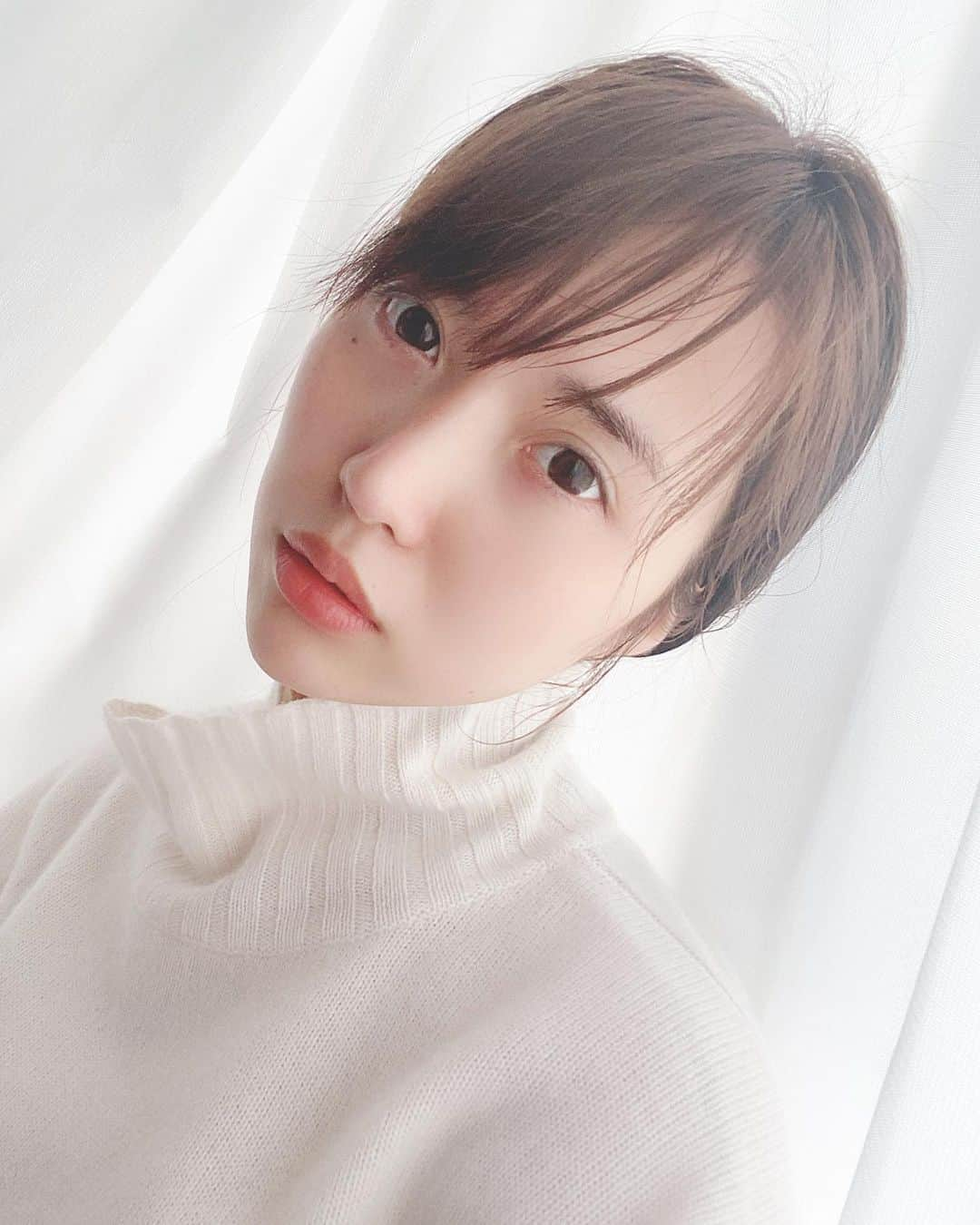 岡英里さんのインスタグラム写真 - (岡英里Instagram)「手術からちょうど1週間。 . . 最初に比べてだいぶ楽にはなってきましたが傷口と他の部分にも痛みが出てきていてなかなか一筋縄ではいかない様子😅 . . 左足は謎の痛みとしびれ、右足は入院の際にかかとに褥瘡が😭歩くことがリハビリなので少しずつ頑張ってはみるもののひどい腰痛😰 . . しばらくは運動も歩くくらいしか出来ないのと整体も行けないのでどんどんおデブちゃんになっていく…😨こわいよー！ . . いつまで続くのか分からないけどお腹がだいぶぽっこり出ていて妊婦さんみたいになってるよ🤰その上お腹痛むからすたすた歩けないし、側からみたら本当妊婦さんのよう👀ぶつかられるの怖いのでリハビリの時はお腹に手を当ててなりきってます笑※妊婦さんでもなければ出産もしてませんw . . お腹に力入れられないから本当不便で、基本動作って結構お腹使うんだなーと改めて実感👀💡 . . ウエストピタッとした服が多いから着る服がだいぶ限られてきてて、ゆるっとしたワンピース買おうかなーと検討中😂 . . まだまだ入浴が出来ずシャワーのみですが浴びれるだけマシですね🥺💕 . . #近状報告 #生きてます #元気にやってます #擬似妊婦体験  #妊婦さんは凄い #🤰 #尊敬 #運動制限 #運動できない #太る恐怖と戦う #でも食べれる #困った #お茶したい #着物着たい #リハビリ頑張る #連日 #Amazon #Amazonlife #出前 #ありがたや #japapnese #selfie」2月3日 19時21分 - okaeri0424