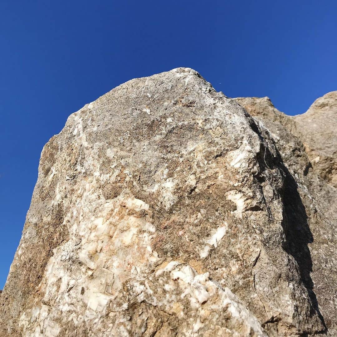 KEINA HIGASHIDEのインスタグラム：「迫りくる岩山。 ではなく、そのへんの石。 視点を変えると岩山にも見えるなぁという小さな発見。」