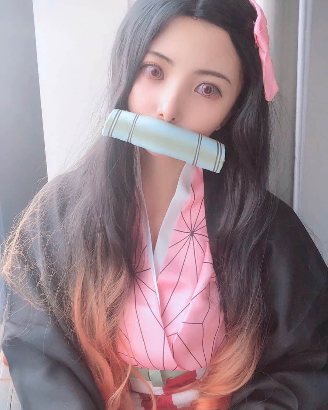 岡田栞奈のインスタグラム：「節分の日ですね👹 鬼にちなんで、ねずこ💗 2次元顔だからやって欲しいって 友達からのリクエストが多かった キャラクター(笑) やっとできた‼️✨✨ ・ ・ あ、鬼だからって 追い出さないで下さいね🥺 #竈門禰豆子 #竈門禰豆子コスプレ #アニメ #鬼滅の刃 #ねずこ #ねずこコスプレ #コスプレ #アニメ好きな人と繋がりたい  #kimetsunoyaiba #anime #nezuko #nezukocosplay #kamadonezuko」