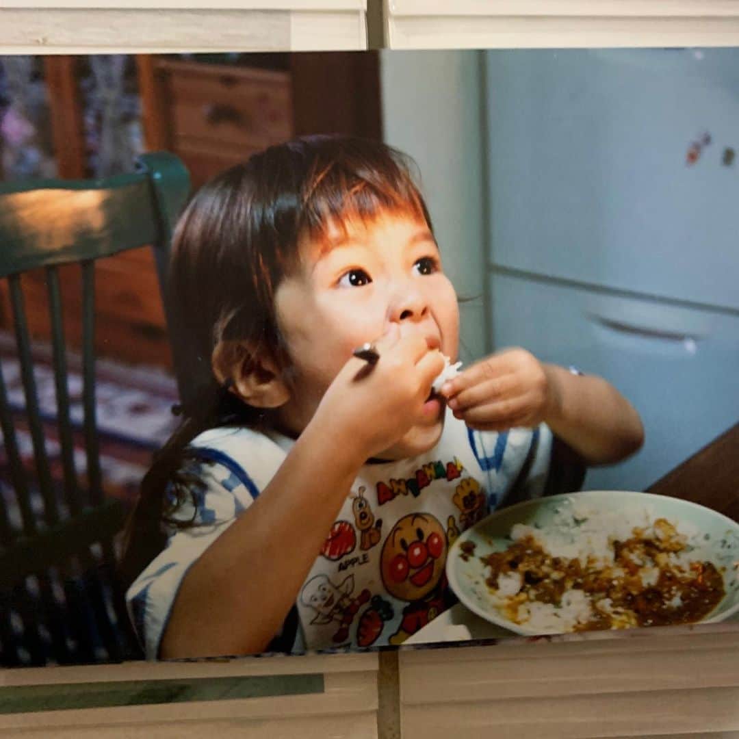 のインスタグラム：「２１年前の娘の写真とさっき上げた写真似てるんだけど😆 #カレーをほおばる3歳児」