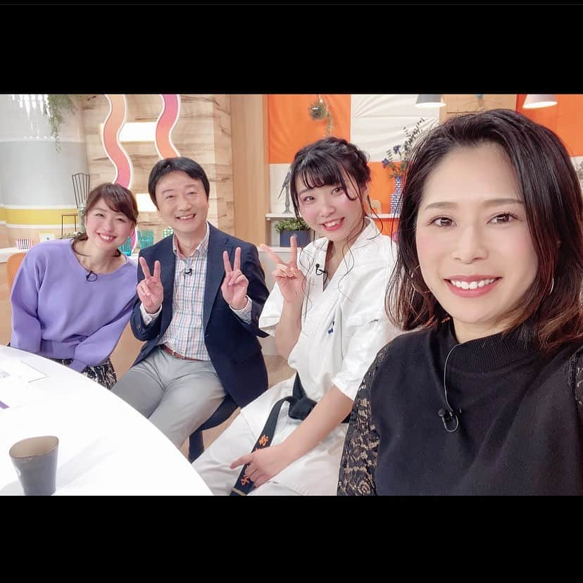 中川真依さんのインスタグラム写真 - (中川真依Instagram)「. ゆうどきLive放送終了後の1枚😚❤️ 今日はフルコンタクト空手🥋日本チャンピオンの新田華子ちゃんがスタジオ生披露してくれました🤩‼️ 可愛らしい見た目からは想像が出来ない迫力と力強さにビックリ😳😂✨ 私もちょっとやってみたい、、と思ったけど痛そうやからやめとこ🤣笑 #ゆうどきlive  #hab #北陸朝日放送 #フルコンタクト空手」2月3日 19時29分 - maimai.47