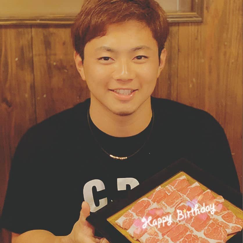 成田翔のインスタグラム：「アグー豚で誕生祝ってもらいました🐽  皆様からのお祝いメッセージもありがとうございます😊  良い年にしますよ^ - ^  #成田翔 #千葉ロッテマリーンズ」