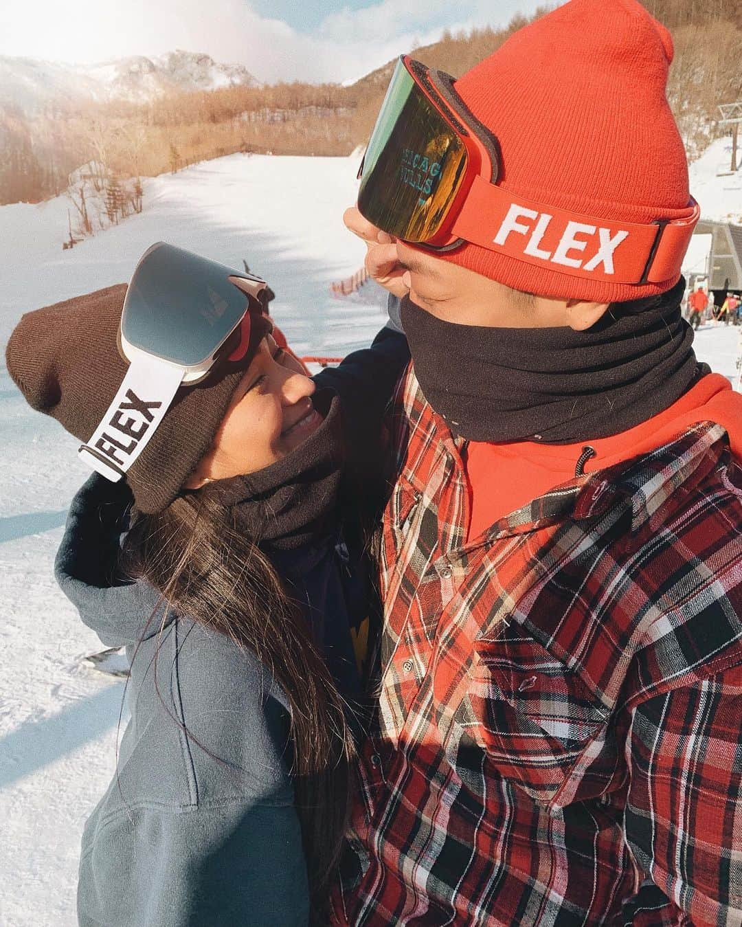 aki_ingkさんのインスタグラム写真 - (aki_ingkInstagram)「. . 4.5年ぶり？にスノボ行ったよ🏂 . 結婚するまで冬は毎週末スノボ 行ってたのに4.5年ぶりで 滑れないと思ったら身体は覚えてた🙄 . ただ三十路間近な今は昔より 物凄い痛さの全身筋肉痛🙄 . @flex_japan のゴーグル 本当に曇らないしフレーム無しで めっちゃカッコいいしミラーが ちゃんとしてて目も透けなくて コスパ良すぎて本当に最高でした🤟🏾🤩✨ . あと2回は行くぞー🏂💗💗💗 . . . . #スノーボード#スノボ#夫婦コーデ#ゴーグル #スノーゴーグル#ニット帽#ビーニー #スウェット#群馬#川場スキー場#ゲレンデ #ファッション#カジュアルコーデ#夫婦 #snowboarding#snowgoggles #winterfashion#winter#wintersport」2月3日 19時44分 - aki_ingk