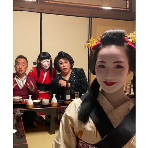 中野英雄さんのインスタグラム写真 - (中野英雄Instagram)「祇園のかわいい多都葉ちゃんの後ろが酷すぎる  #多都葉#祇園町#kyoto  #instagood #happy」2月3日 19時45分 - hideo_nakano