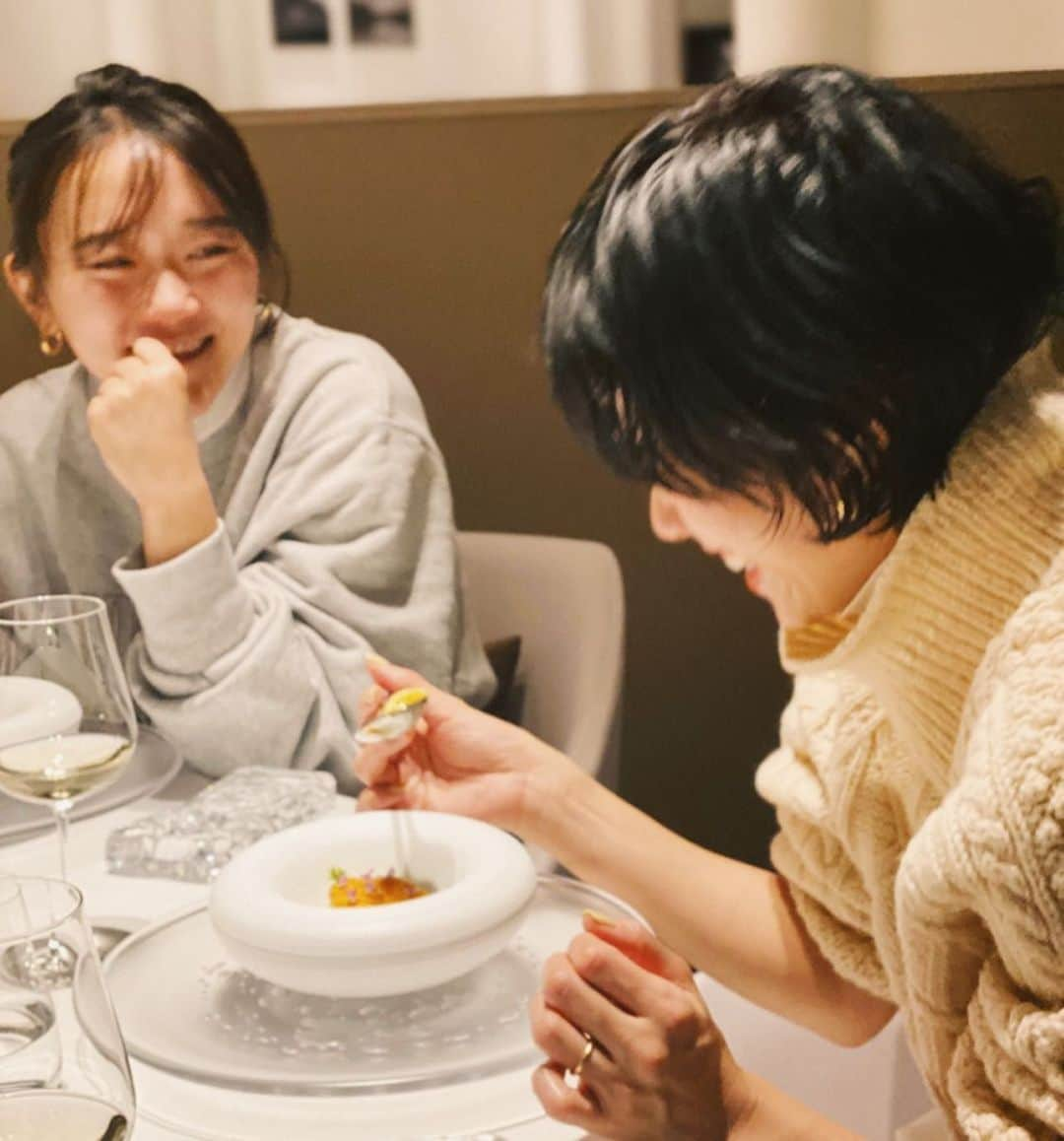 宮城舞さんのインスタグラム写真 - (宮城舞Instagram)「OTTO SETTEの武田シェフの 美味しい料理とペアリングして 出てくる数々のワインに感動しながら、 たわいもない会話に 大人だけのゆっくりした時間☺️ 普段スマホをいじりがちな生活なので、 この時ばかしはみんなで スマホ禁止してお喋りを楽しみました😚💋 2月1日が結婚記念日だったので レストランからお気遣い頂いて プレートまで用意してくれて 子連れ旅行ではできない大人だけの時間を 存分に楽しませてもらいました♥️ 楽しい時間はあっという間で ほろ酔いで息子のお迎えへ👦🏻 料理もステキな時間も ごちそうさまでした♥️ #星野リゾート #星野リゾートリゾナーレ #リゾナーレトマム #星野リゾートトマム #旅行 #旅  #北海道 #北海道旅行 #家族旅行 #ファミリー旅#hoshinoresorts #hoshinoresortsrisonaretomamu #hoshinoresortsrisonare #tomamu #hokkaido #travelvacation #pr #photorisonare #familytrip」2月3日 19時48分 - mai_miyagi